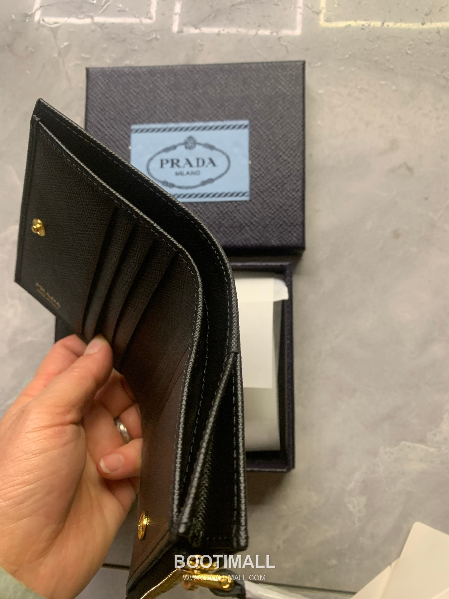 Prada Saffiano Leather Compact Wallet with Zip Coin Pocket Triangle Logo Detail 프라다 사피아노 레더 지퍼 코인포켓 트라이앵글 로고 반지갑 1ML050 11.5cm 3