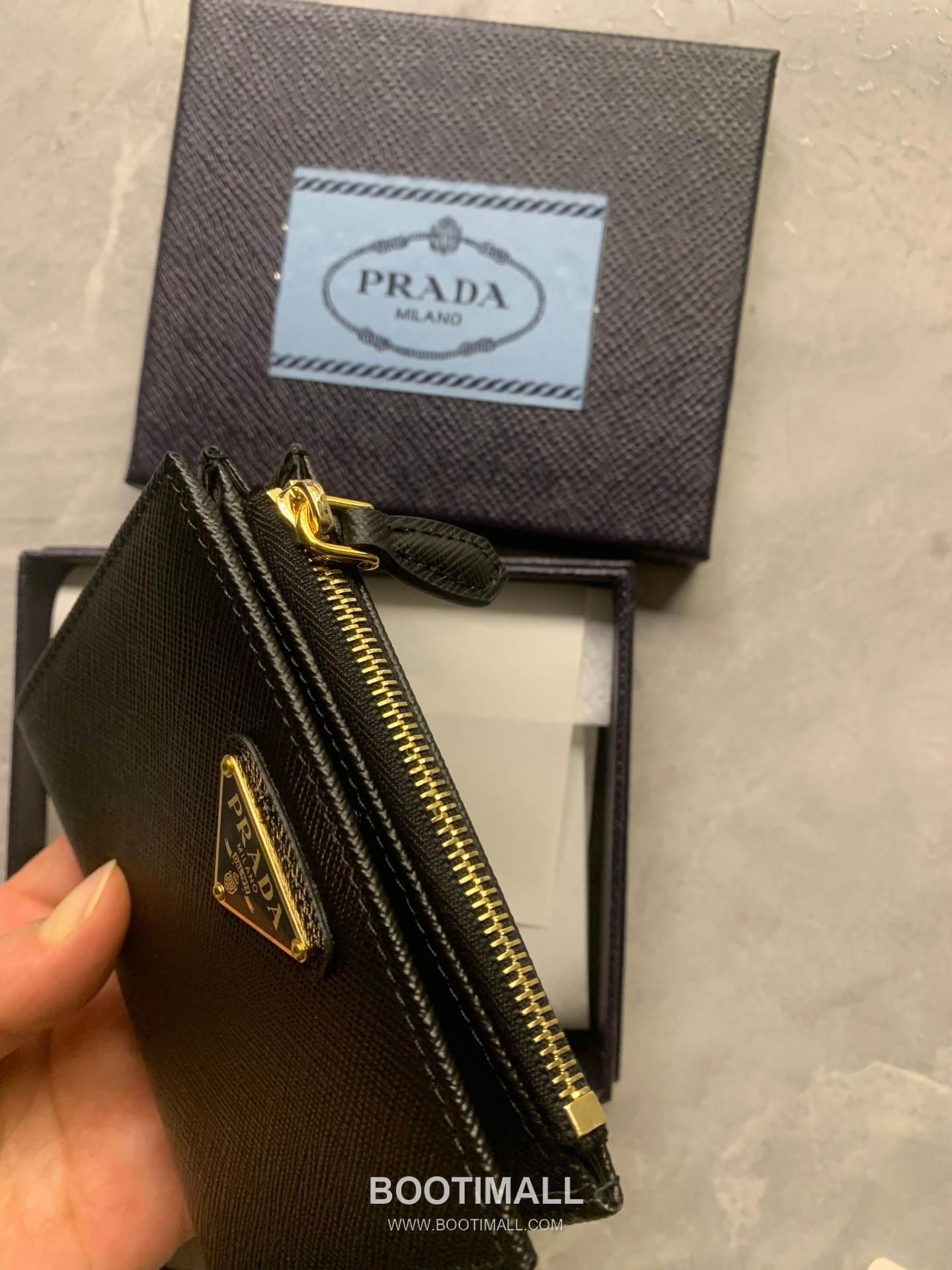 Prada Saffiano Leather Compact Wallet with Zip Coin Pocket Triangle Logo Detail 프라다 사피아노 레더 지퍼 코인포켓 트라이앵글 로고 반지갑 1ML050 11.5cm 4