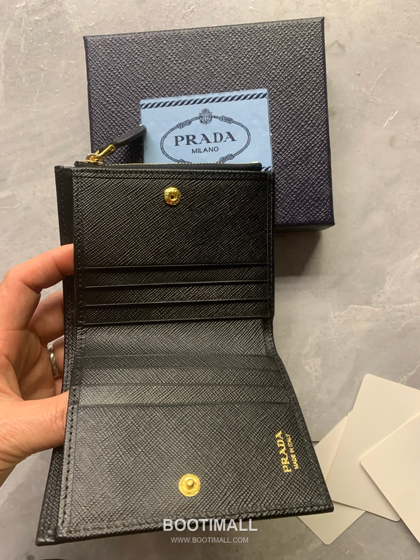 Prada Saffiano Leather Compact Wallet with Zip Coin Pocket Triangle Logo Detail 프라다 사피아노 레더 지퍼 코인포켓 트라이앵글 로고 반지갑 1ML050 11.5cm 5
