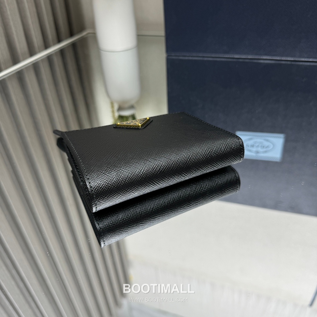 Prada Saffiano Leather Compact Wallet with Zip Coin Pocket Triangle Logo Detail 프라다 사피아노 레더 지퍼 코인포켓 트라이앵글 로고 반지갑 1ML050 11.5cm 12