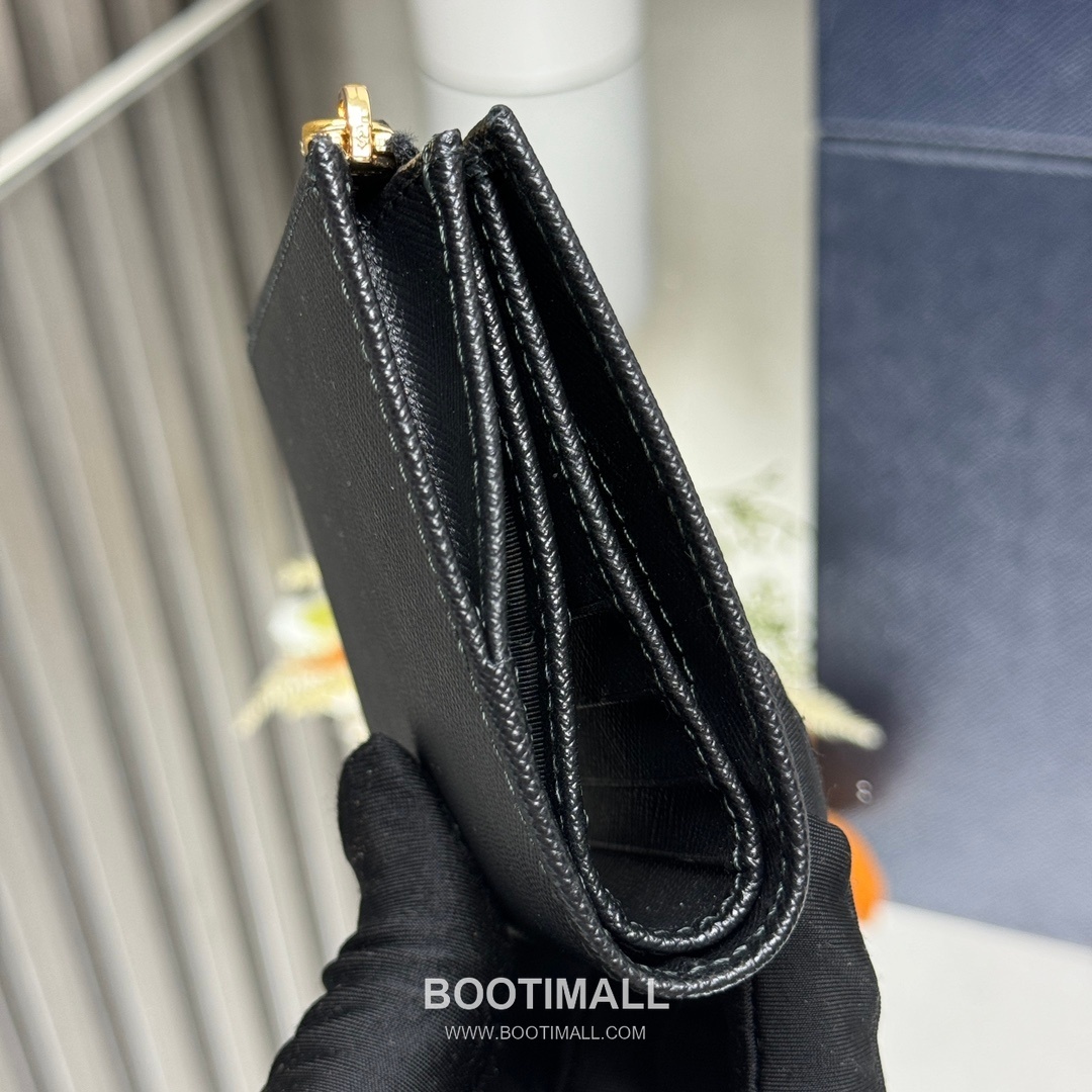 Prada Saffiano Leather Compact Wallet with Zip Coin Pocket Triangle Logo Detail 프라다 사피아노 레더 지퍼 코인포켓 트라이앵글 로고 반지갑 1ML050 11.5cm 13
