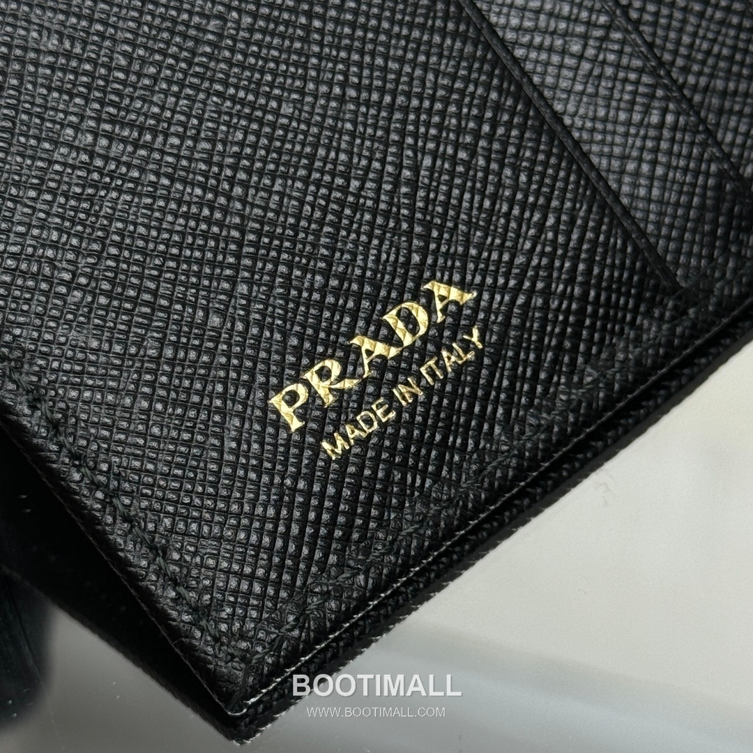 Prada Saffiano Leather Compact Wallet with Zip Coin Pocket Triangle Logo Detail 프라다 사피아노 레더 지퍼 코인포켓 트라이앵글 로고 반지갑 1ML050 11.5cm 14