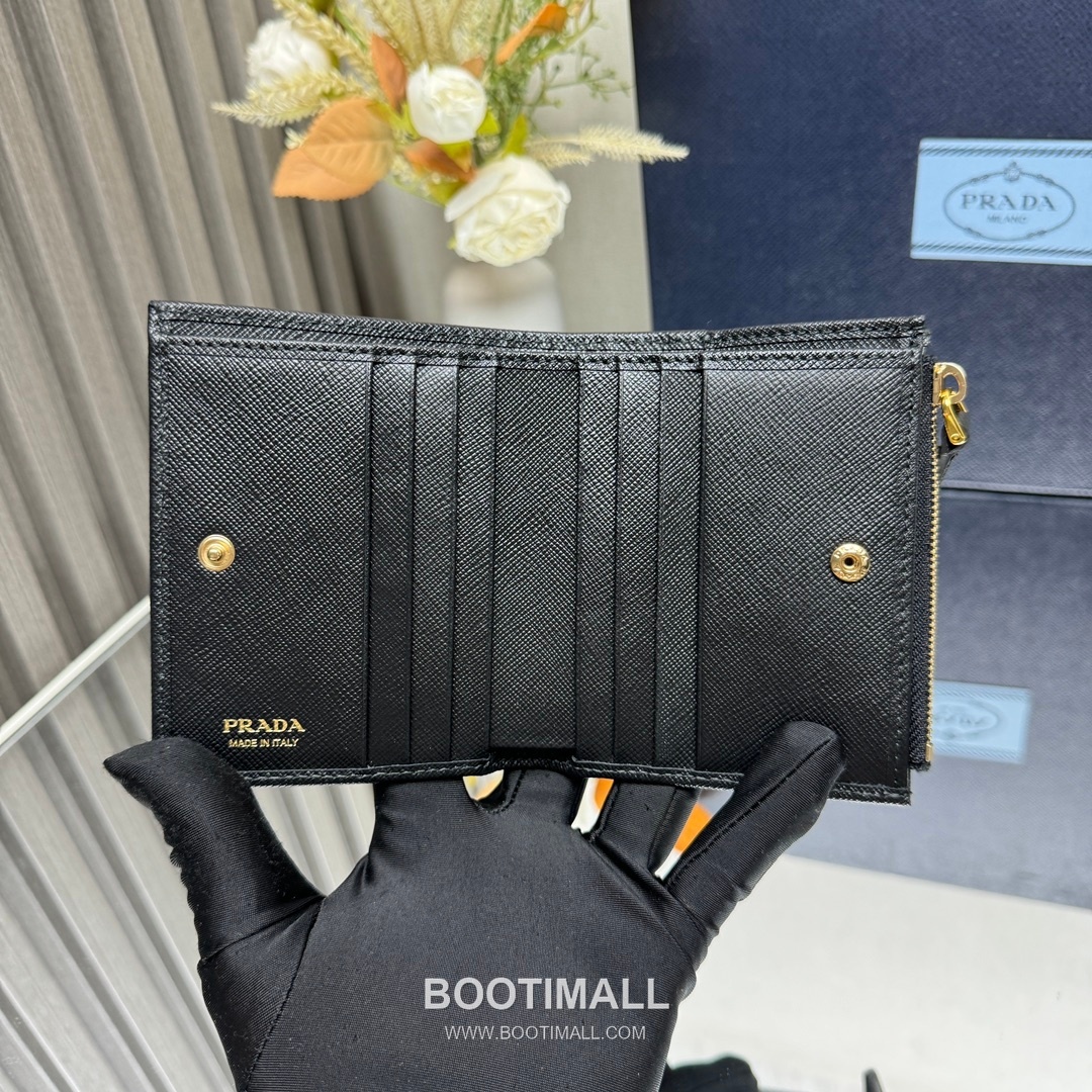 Prada Saffiano Leather Compact Wallet with Zip Coin Pocket Triangle Logo Detail 프라다 사피아노 레더 지퍼 코인포켓 트라이앵글 로고 반지갑 1ML050 11.5cm 15