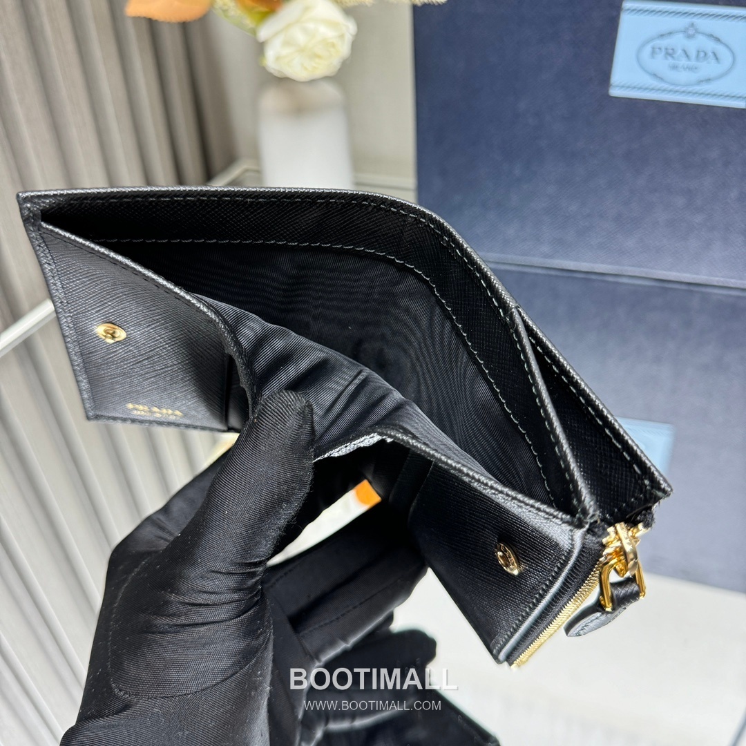 Prada Saffiano Leather Compact Wallet with Zip Coin Pocket Triangle Logo Detail 프라다 사피아노 레더 지퍼 코인포켓 트라이앵글 로고 반지갑 1ML050 11.5cm 16