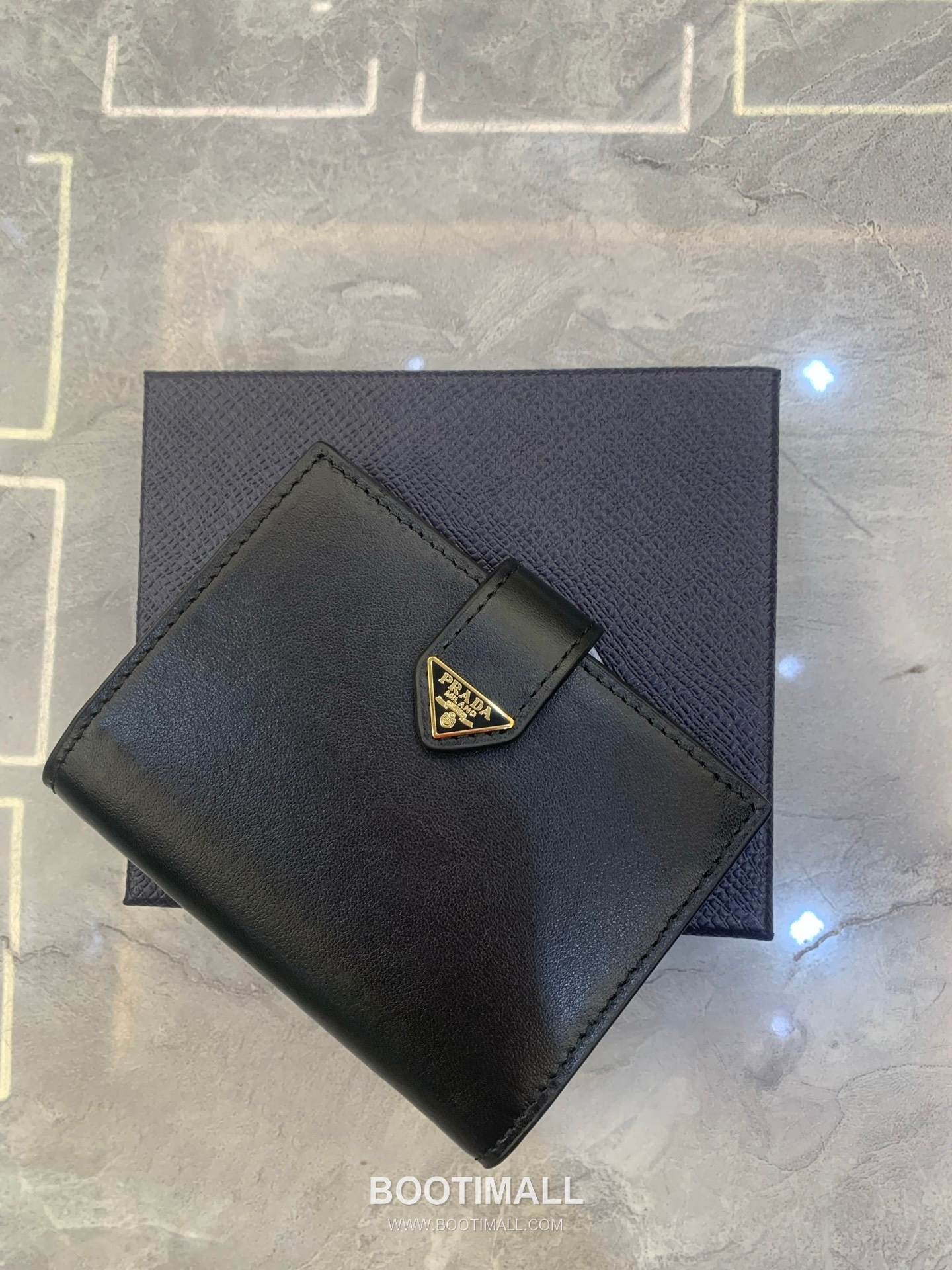 Prada Saffiano Leather Compact Wallet with Triangle Logo Flap Detail 프라다 사피아노 레더 트라이앵글 로고 플랩 반지갑 1MV204 11.2cm 1