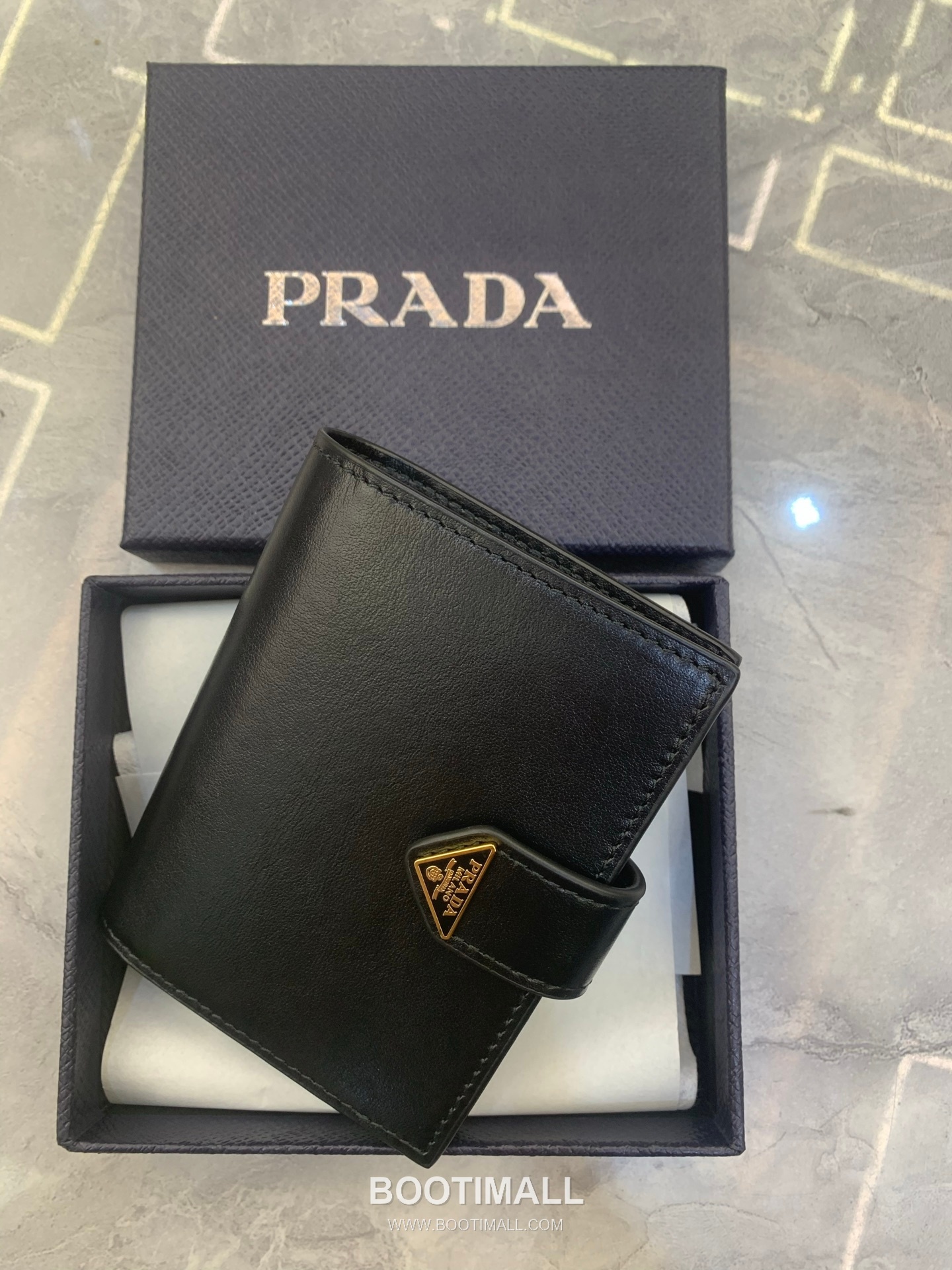 Prada Saffiano Leather Compact Wallet with Triangle Logo Flap Detail 프라다 사피아노 레더 트라이앵글 로고 플랩 반지갑 1MV204 11.2cm 2