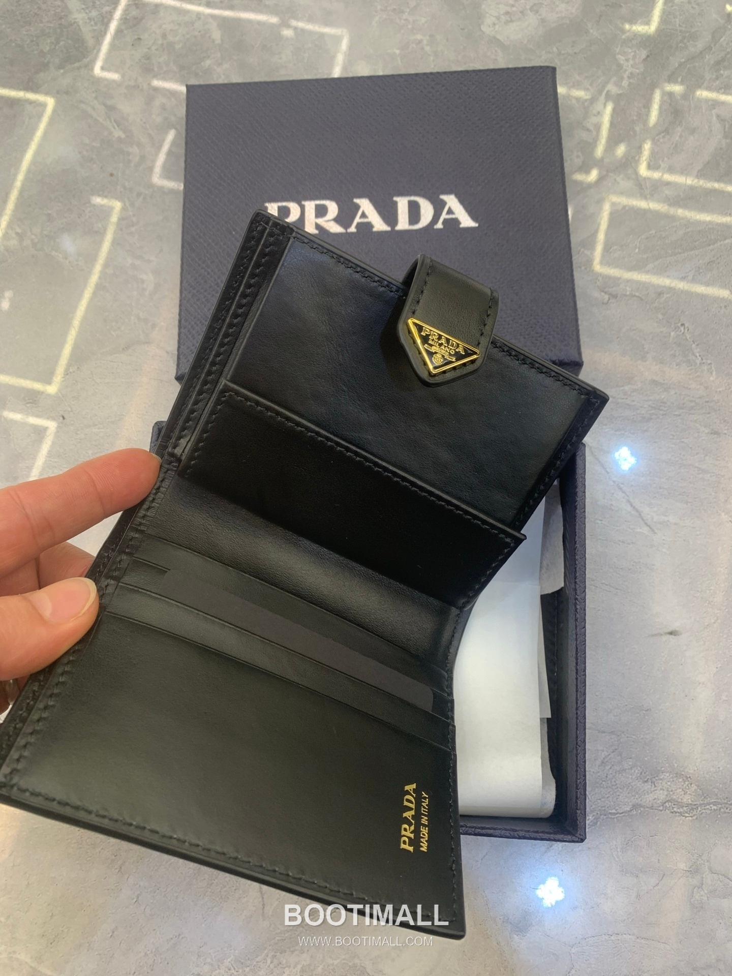 Prada Saffiano Leather Compact Wallet with Triangle Logo Flap Detail 프라다 사피아노 레더 트라이앵글 로고 플랩 반지갑 1MV204 11.2cm 4