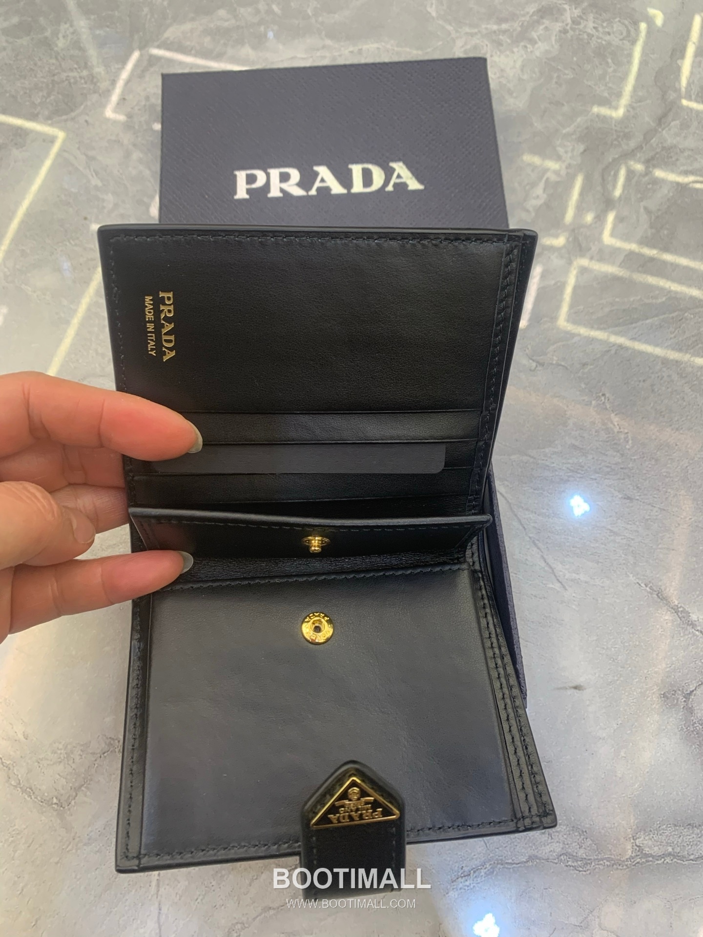 Prada Saffiano Leather Compact Wallet with Triangle Logo Flap Detail 프라다 사피아노 레더 트라이앵글 로고 플랩 반지갑 1MV204 11.2cm 6