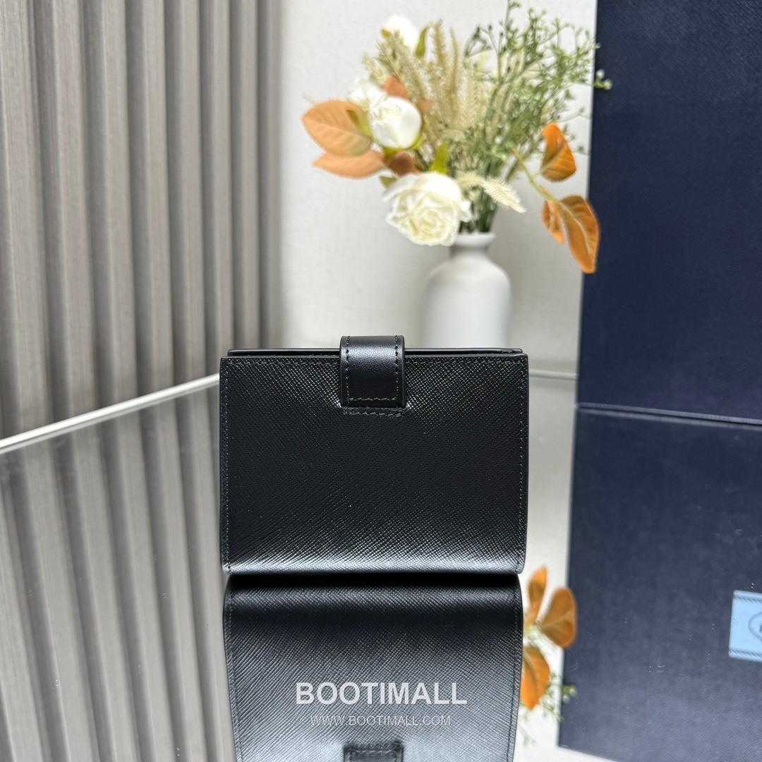 Prada Saffiano Leather Compact Wallet with Triangle Logo Flap Detail 프라다 사피아노 레더 트라이앵글 로고 플랩 반지갑 1MV204 11.2cm 10