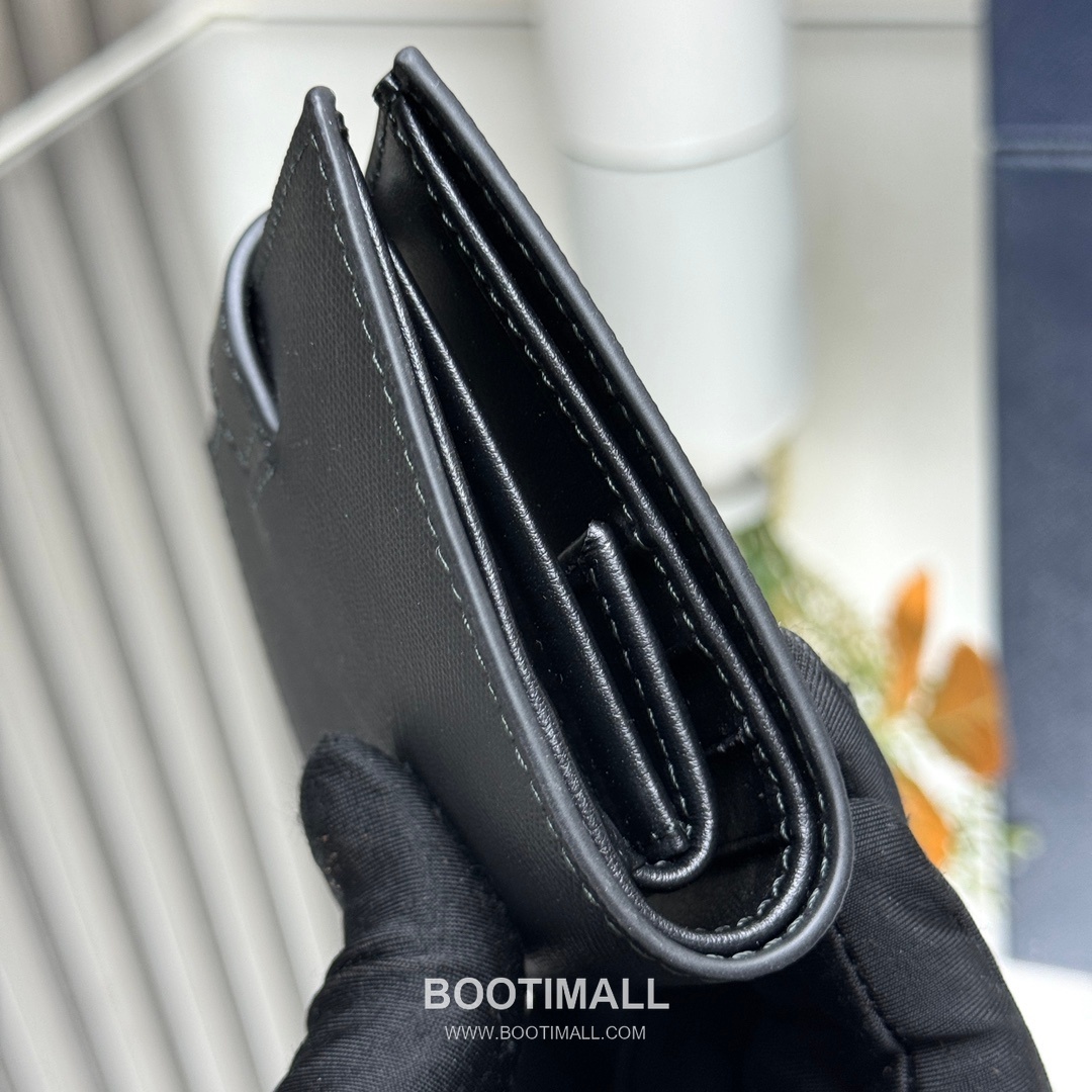 Prada Saffiano Leather Compact Wallet with Triangle Logo Flap Detail 프라다 사피아노 레더 트라이앵글 로고 플랩 반지갑 1MV204 11.2cm 14