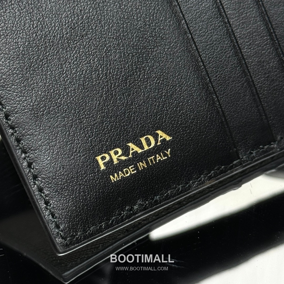 Prada Saffiano Leather Compact Wallet with Triangle Logo Flap Detail 프라다 사피아노 레더 트라이앵글 로고 플랩 반지갑 1MV204 11.2cm 15