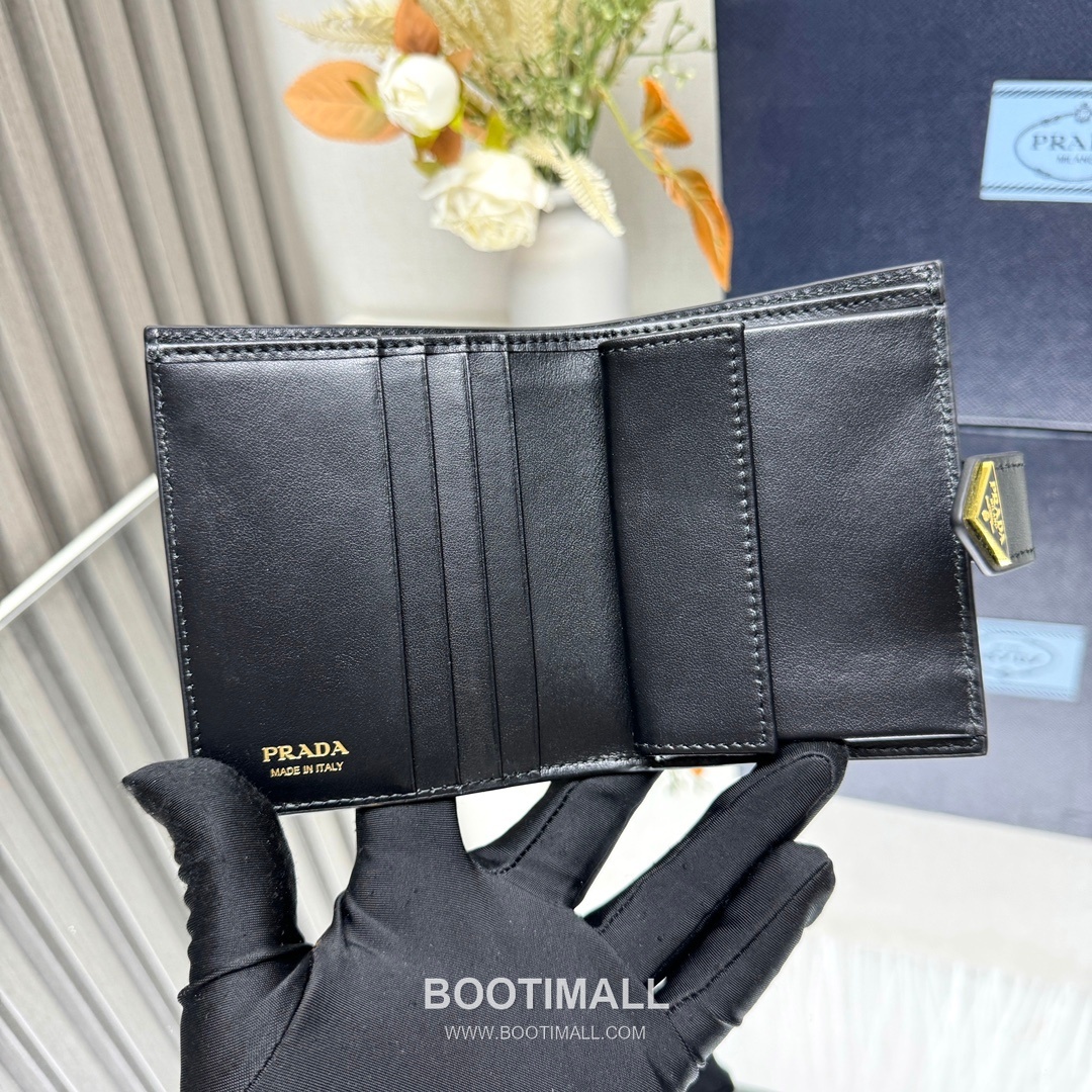 Prada Saffiano Leather Compact Wallet with Triangle Logo Flap Detail 프라다 사피아노 레더 트라이앵글 로고 플랩 반지갑 1MV204 11.2cm 16