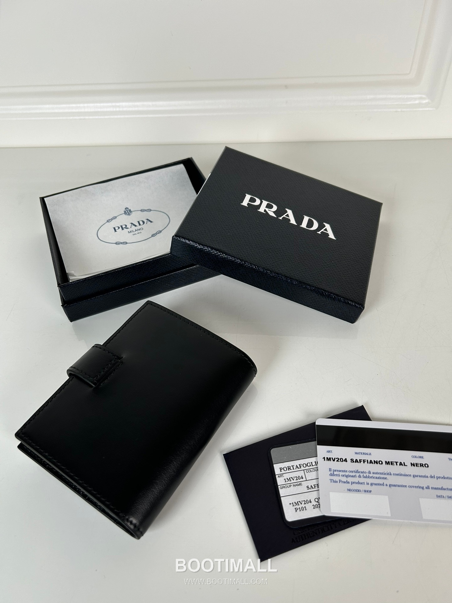 Prada Saffiano Leather Compact Wallet with Triangle Logo Flap Detail 프라다 사피아노 레더 트라이앵글 로고 플랩 반지갑 1MV204 11.2cm 18