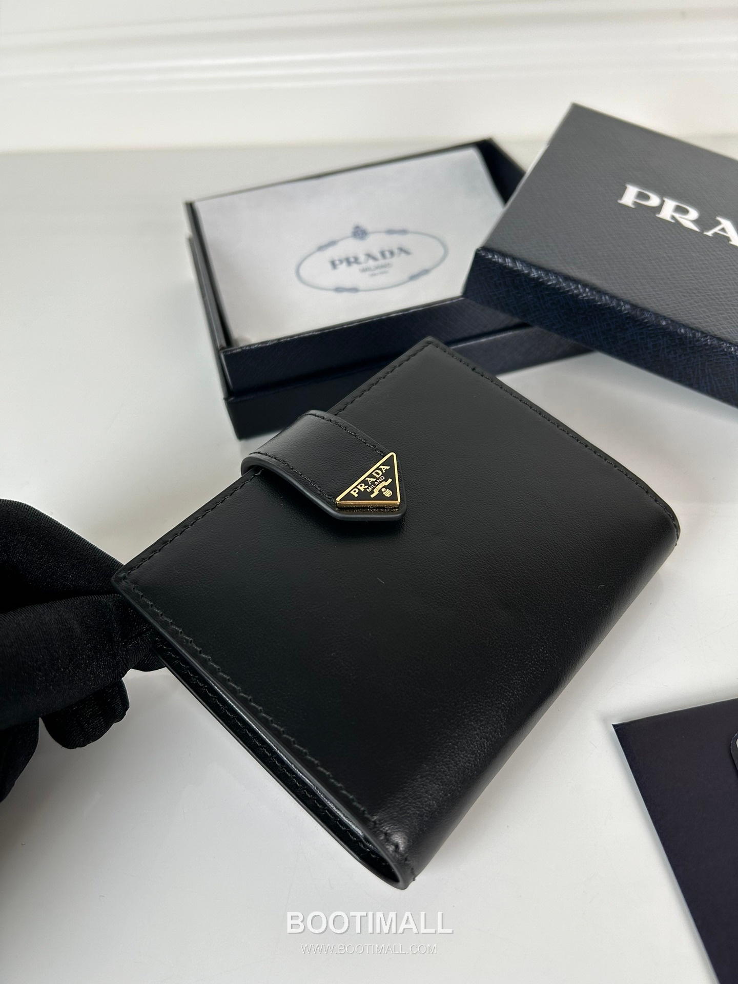 Prada Saffiano Leather Compact Wallet with Triangle Logo Flap Detail 프라다 사피아노 레더 트라이앵글 로고 플랩 반지갑 1MV204 11.2cm 19
