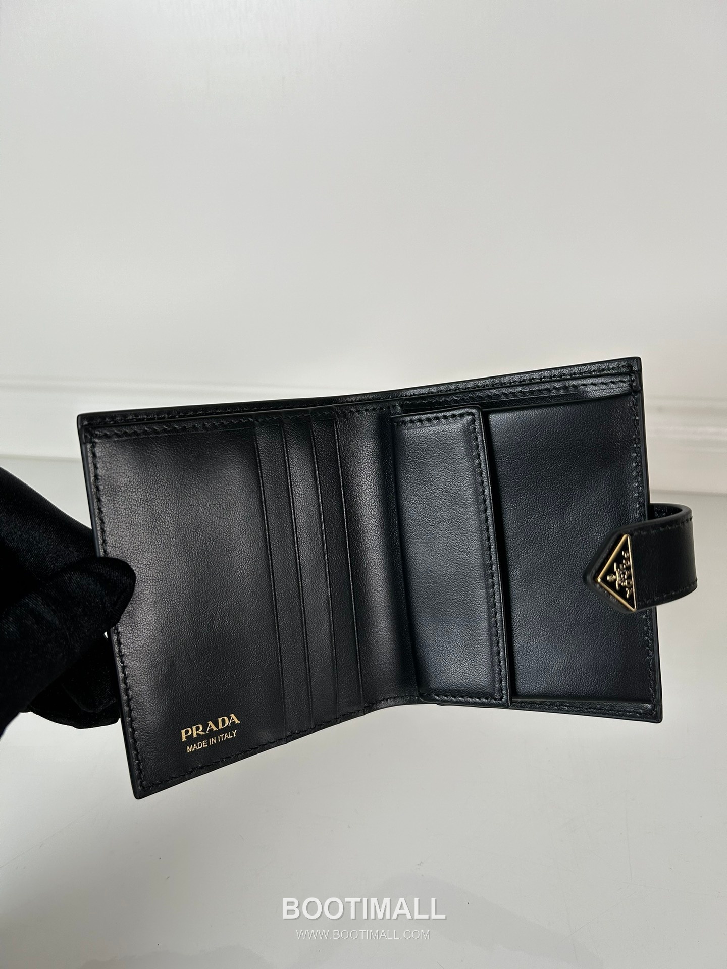 Prada Saffiano Leather Compact Wallet with Triangle Logo Flap Detail 프라다 사피아노 레더 트라이앵글 로고 플랩 반지갑 1MV204 11.2cm 20