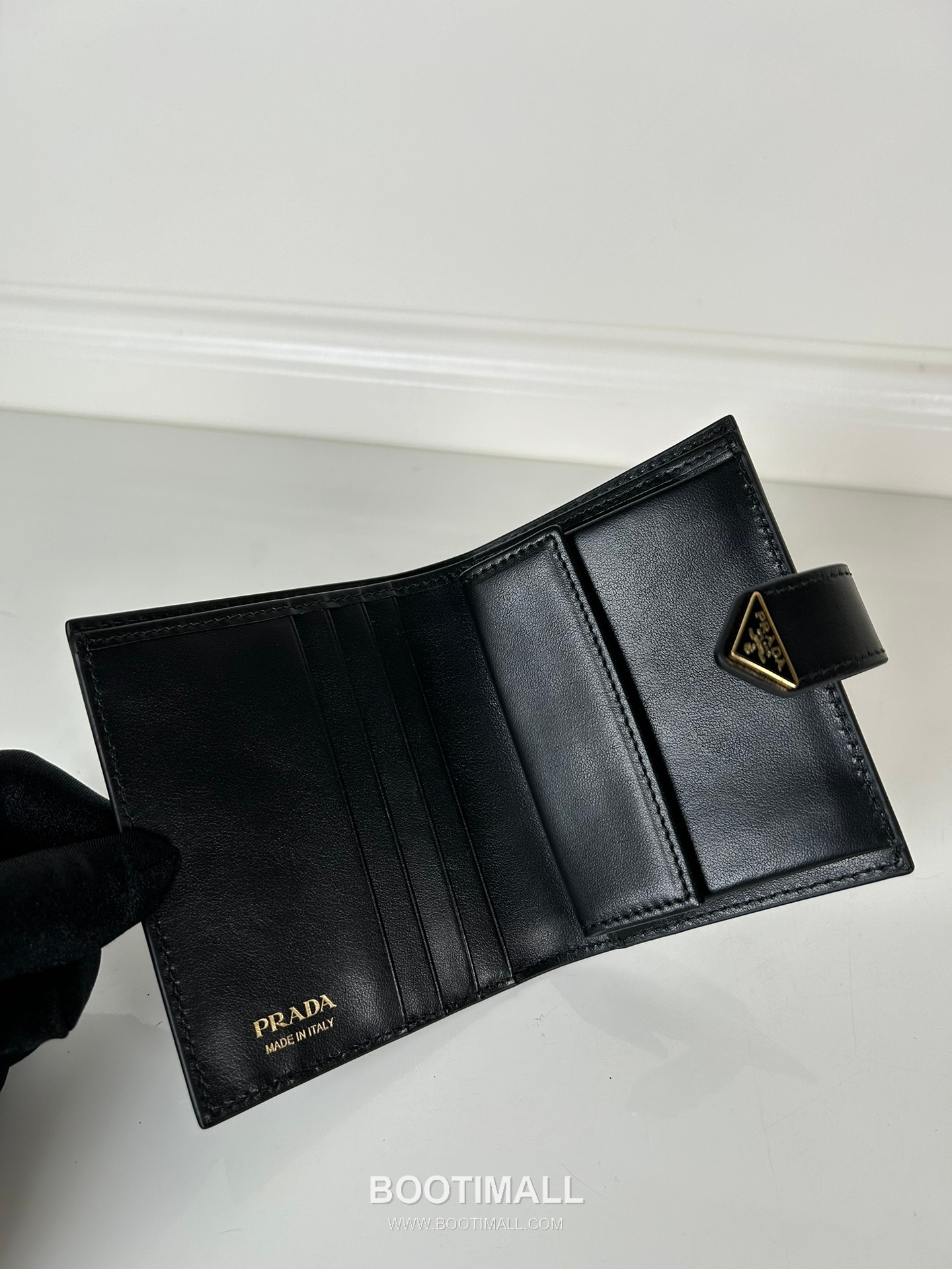Prada Saffiano Leather Compact Wallet with Triangle Logo Flap Detail 프라다 사피아노 레더 트라이앵글 로고 플랩 반지갑 1MV204 11.2cm 22