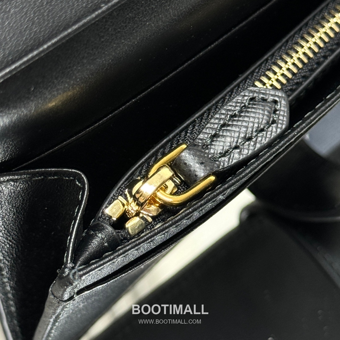 Prada Saffiano Leather Long Wallet with Zip Coin Pocket Triangle Logo Detail 프라다 사피아노 레더 지퍼 코인포켓 트라이앵글 로고 장지갑 1MV025 18cm 14