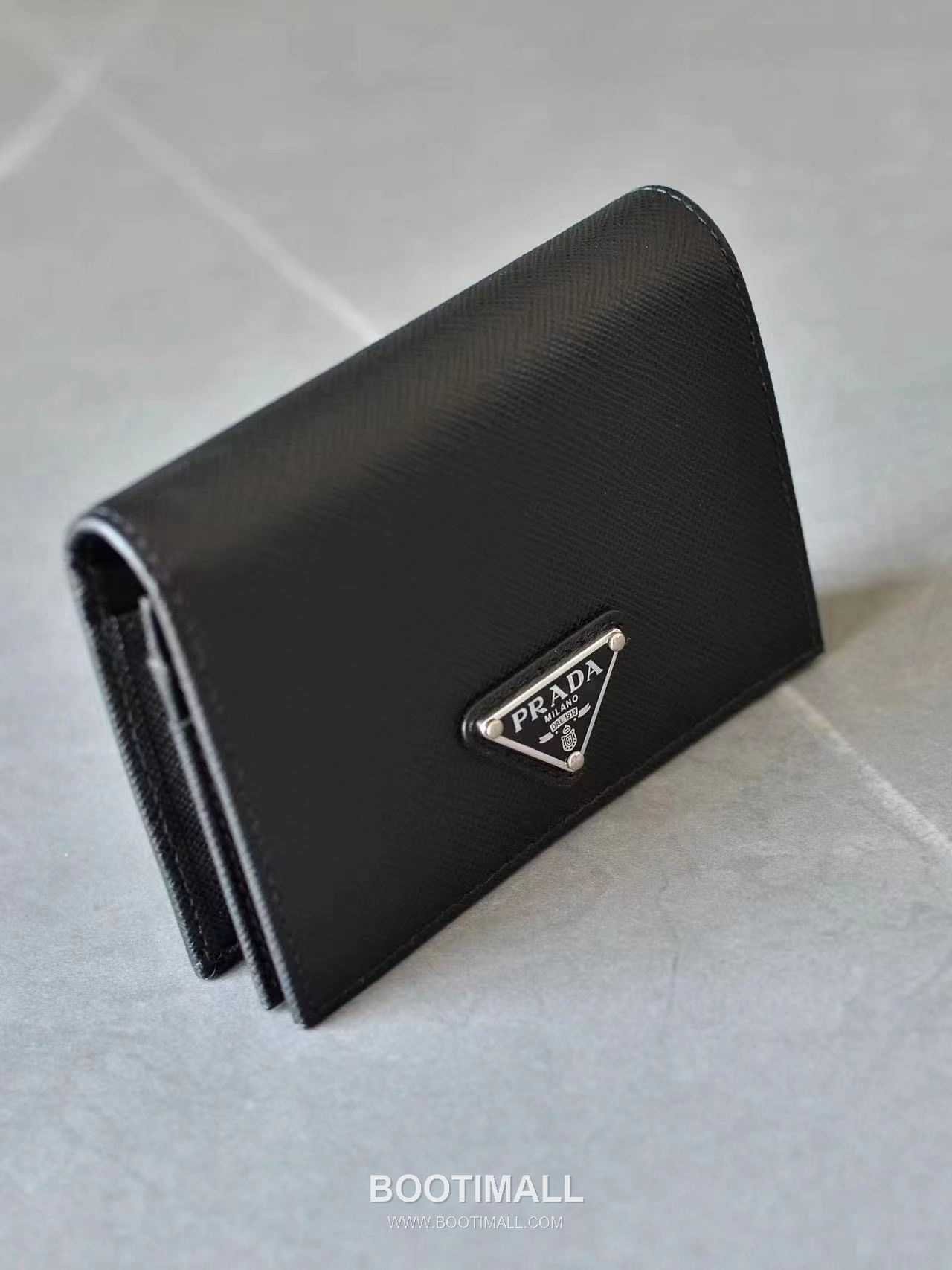Prada Saffiano Leather Compact Wallet with Snap Closure Zip Pocket Detail 프라다 사피아노 레더 스냅 클로저 지퍼 포켓 반지갑 1MV021 11.2cm 3