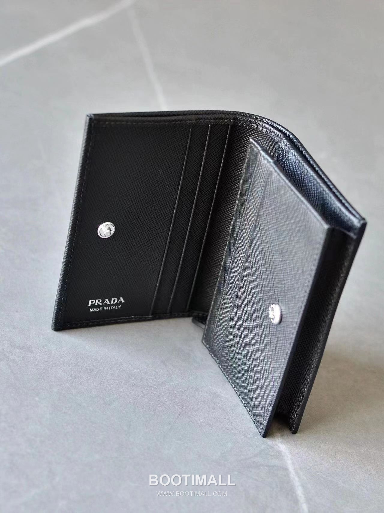 Prada Saffiano Leather Compact Wallet with Snap Closure Zip Pocket Detail 프라다 사피아노 레더 스냅 클로저 지퍼 포켓 반지갑 1MV021 11.2cm 4