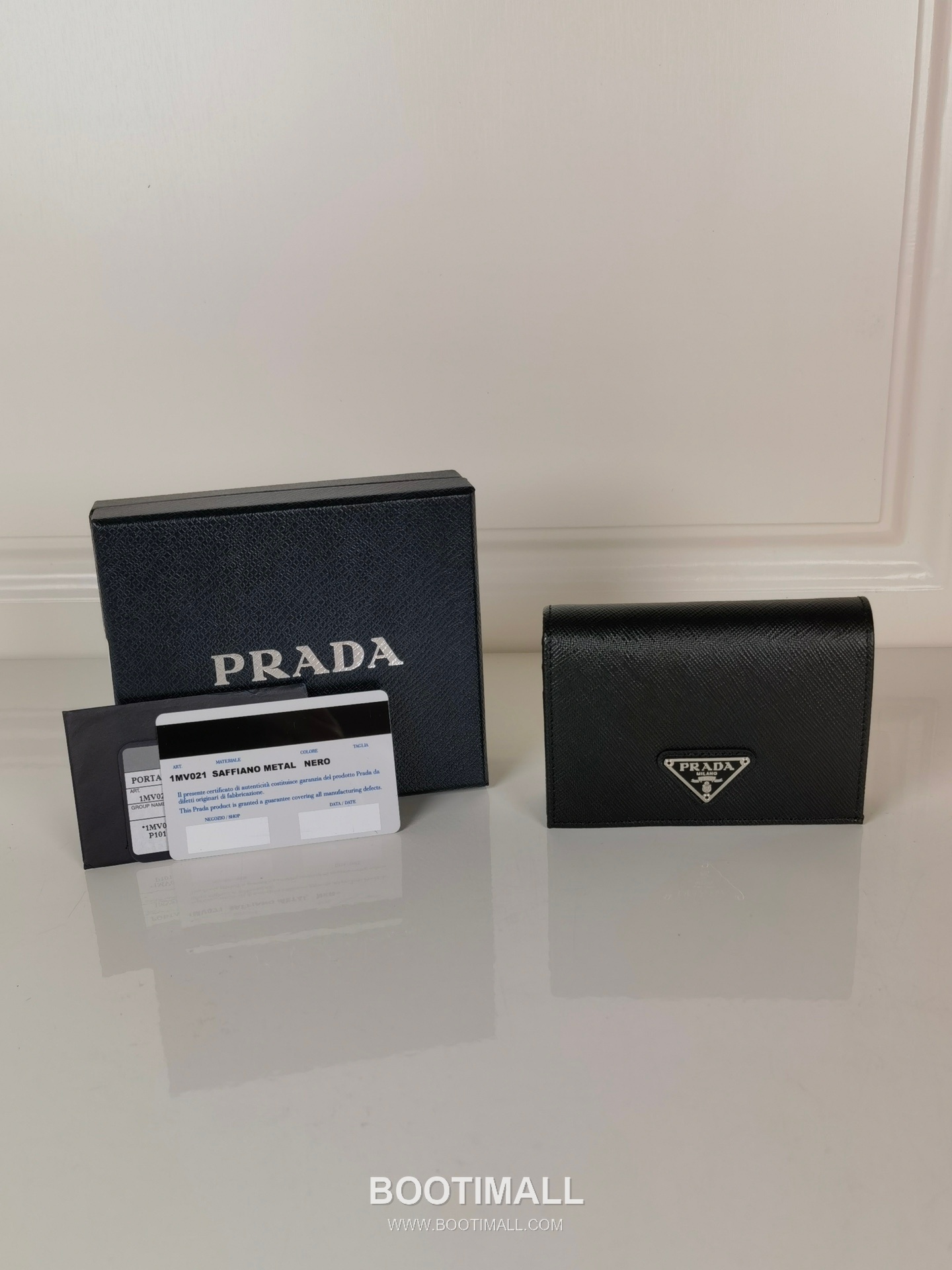 Prada Saffiano Leather Compact Wallet with Snap Closure Zip Pocket Detail 프라다 사피아노 레더 스냅 클로저 지퍼 포켓 반지갑 1MV021 11.2cm 5