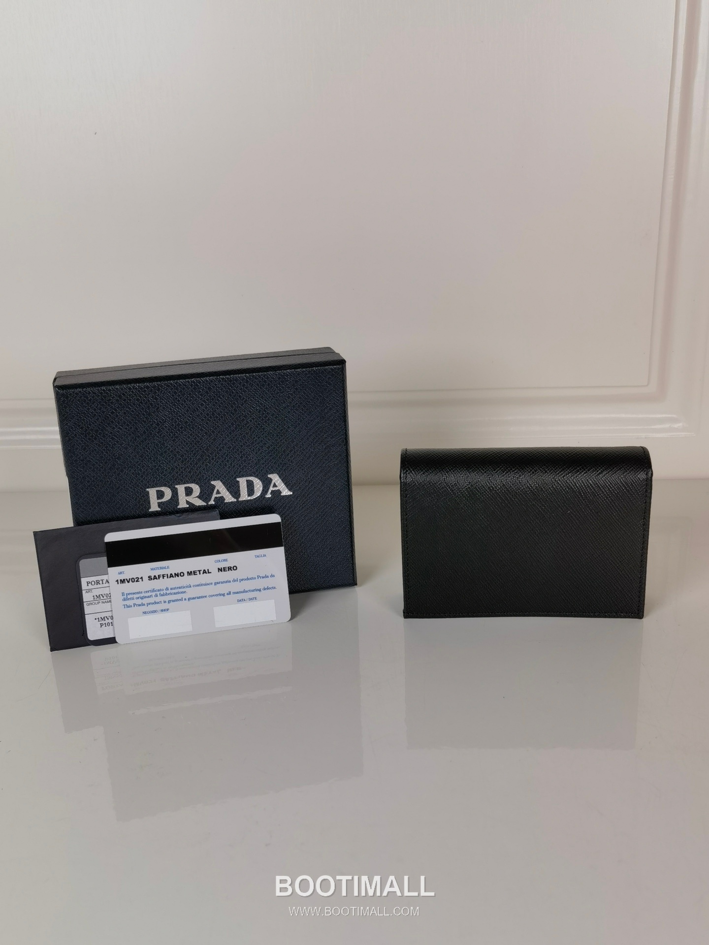 Prada Saffiano Leather Compact Wallet with Snap Closure Zip Pocket Detail 프라다 사피아노 레더 스냅 클로저 지퍼 포켓 반지갑 1MV021 11.2cm 6
