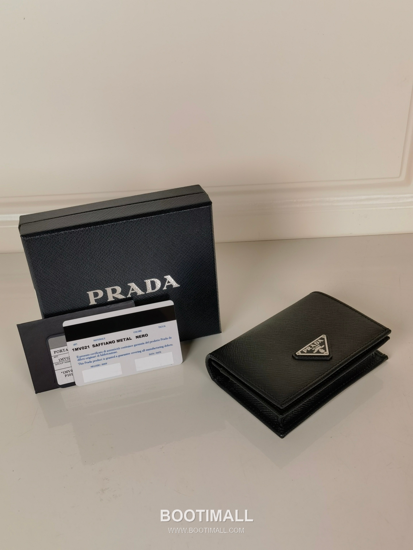 Prada Saffiano Leather Compact Wallet with Snap Closure Zip Pocket Detail 프라다 사피아노 레더 스냅 클로저 지퍼 포켓 반지갑 1MV021 11.2cm 7