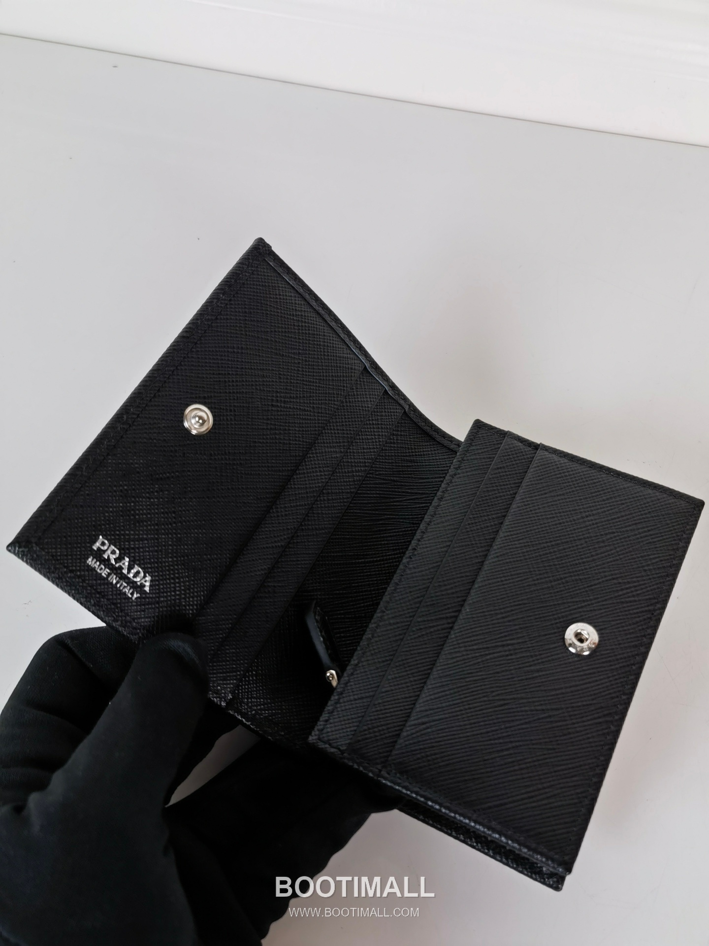 Prada Saffiano Leather Compact Wallet with Snap Closure Zip Pocket Detail 프라다 사피아노 레더 스냅 클로저 지퍼 포켓 반지갑 1MV021 11.2cm 8