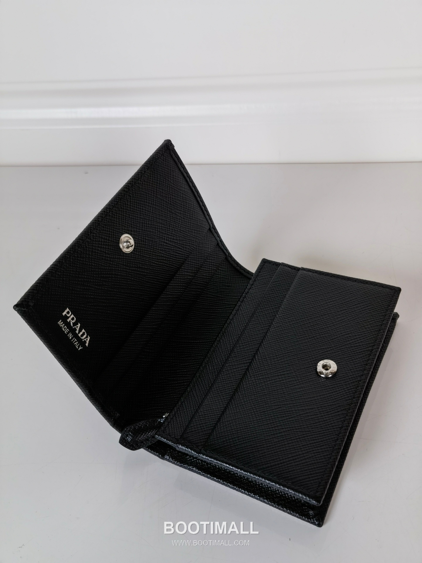 Prada Saffiano Leather Compact Wallet with Snap Closure Zip Pocket Detail 프라다 사피아노 레더 스냅 클로저 지퍼 포켓 반지갑 1MV021 11.2cm 9