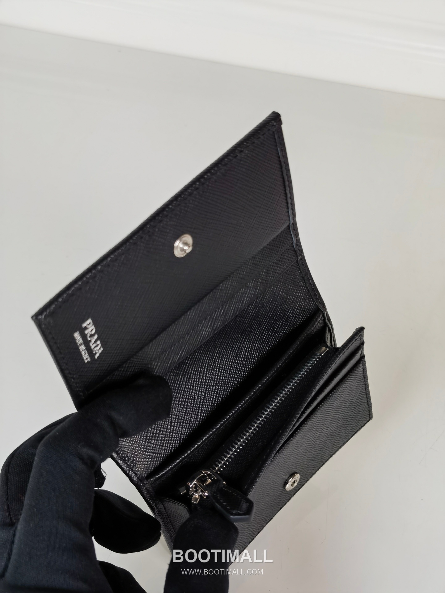 Prada Saffiano Leather Compact Wallet with Snap Closure Zip Pocket Detail 프라다 사피아노 레더 스냅 클로저 지퍼 포켓 반지갑 1MV021 11.2cm 10