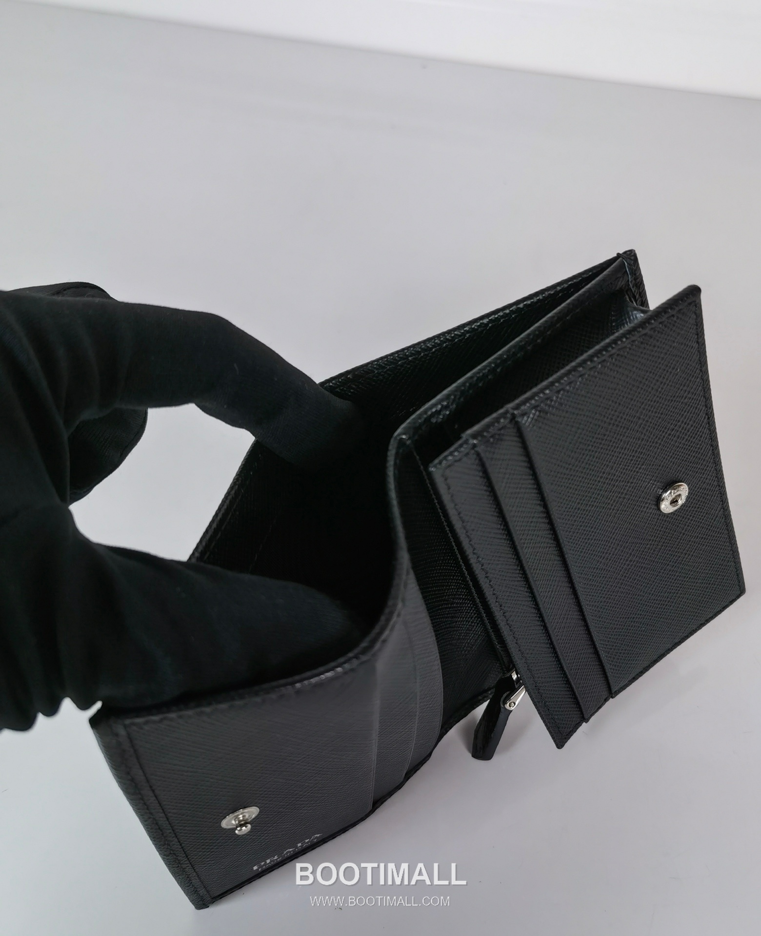 Prada Saffiano Leather Compact Wallet with Snap Closure Zip Pocket Detail 프라다 사피아노 레더 스냅 클로저 지퍼 포켓 반지갑 1MV021 11.2cm 11