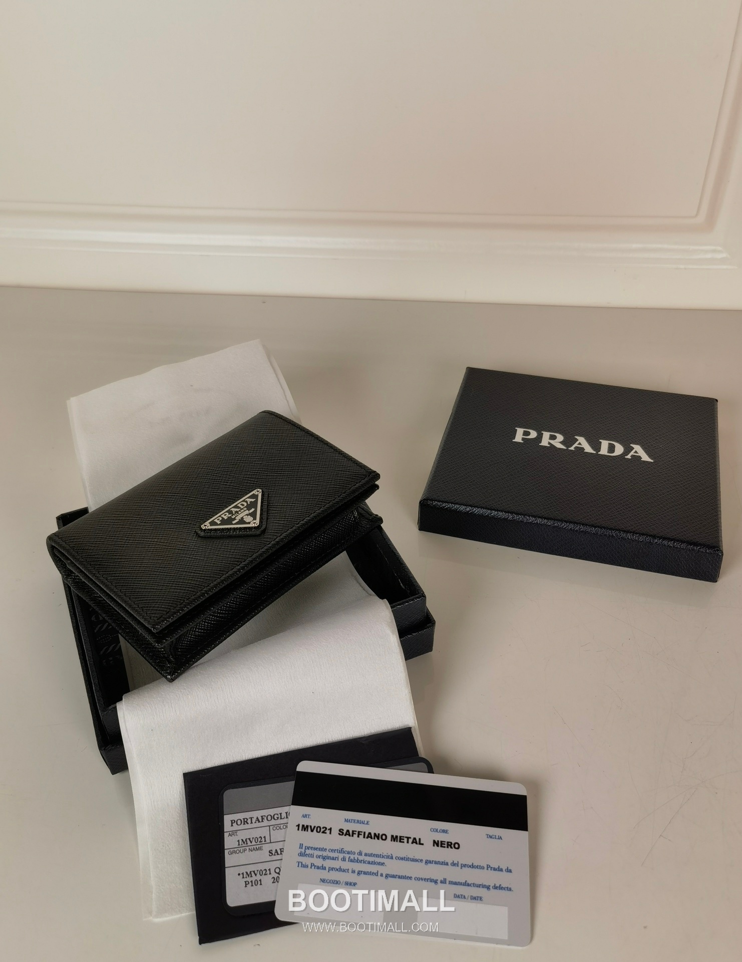 Prada Saffiano Leather Compact Wallet with Snap Closure Zip Pocket Detail 프라다 사피아노 레더 스냅 클로저 지퍼 포켓 반지갑 1MV021 11.2cm 13