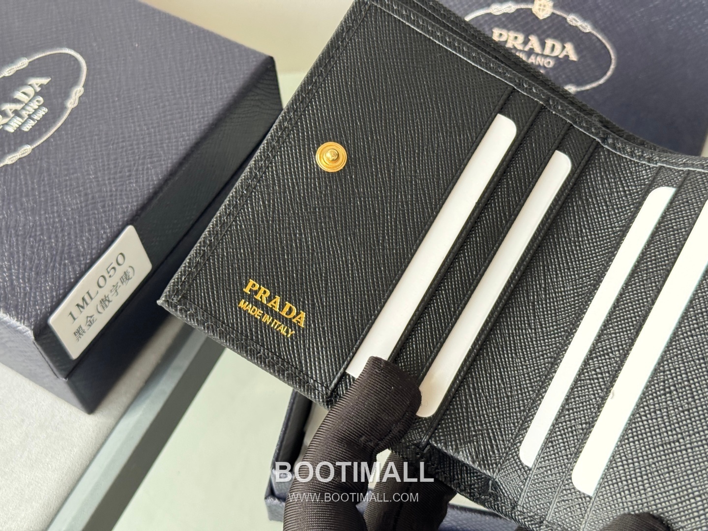 Prada Saffiano Leather Compact Wallet with Snap Closure Card Slot Detail 프라다 사피아노 레더 스냅 클로저 카드슬롯 반지갑 1ML050 10cm 9