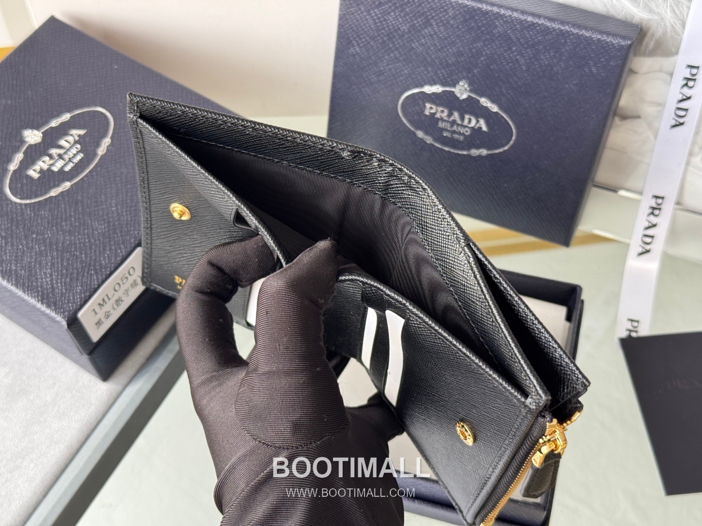 Prada Saffiano Leather Compact Wallet with Snap Closure Card Slot Detail 프라다 사피아노 레더 스냅 클로저 카드슬롯 반지갑 1ML050 10cm 11