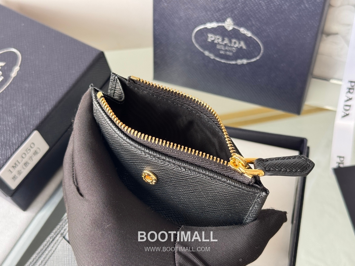 Prada Saffiano Leather Compact Wallet with Snap Closure Card Slot Detail 프라다 사피아노 레더 스냅 클로저 카드슬롯 반지갑 1ML050 10cm 12