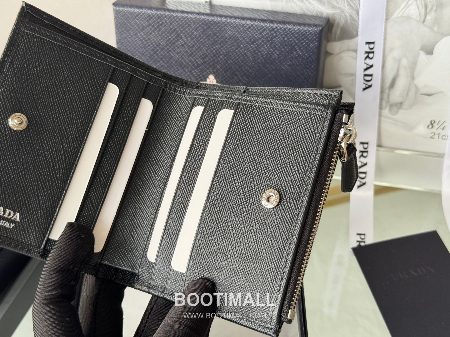 Prada Saffiano Leather Compact Wallet with Snap Closure Card Slot Detail 프라다 사피아노 레더 스냅 클로저 카드슬롯 반지갑 1ML050 10cm 10