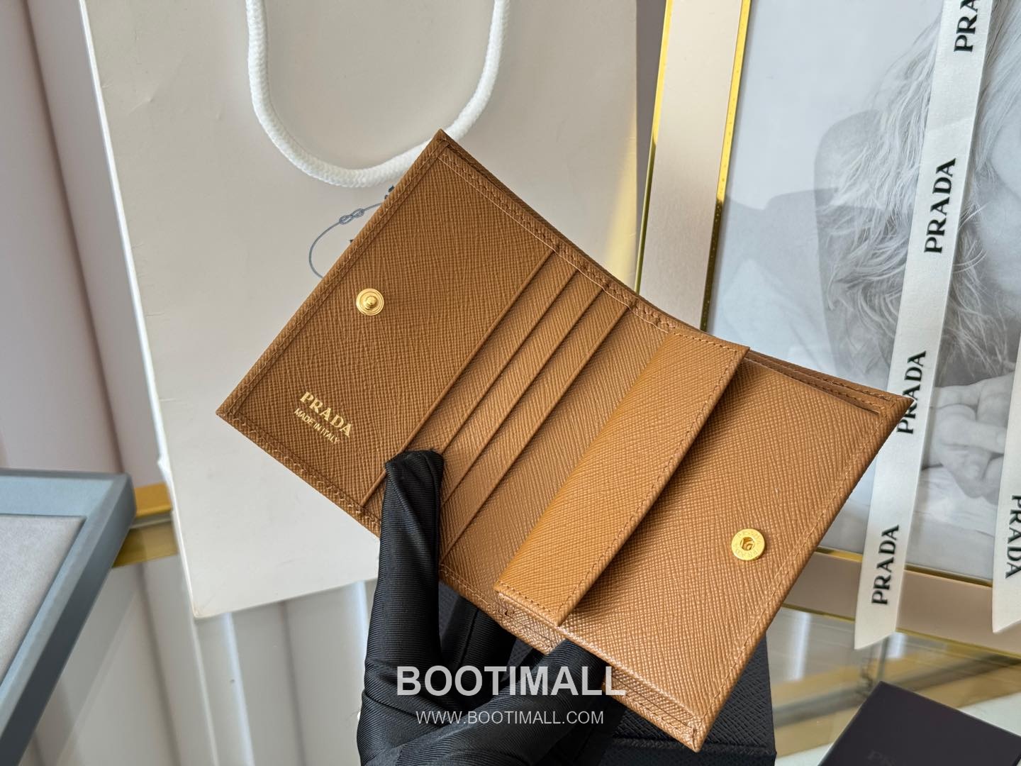 Prada Saffiano Leather Compact Wallet with Coin Pocket Detail 프라다 사피아노 레더 코인포켓 반지갑 1M0204 11.2cm 6