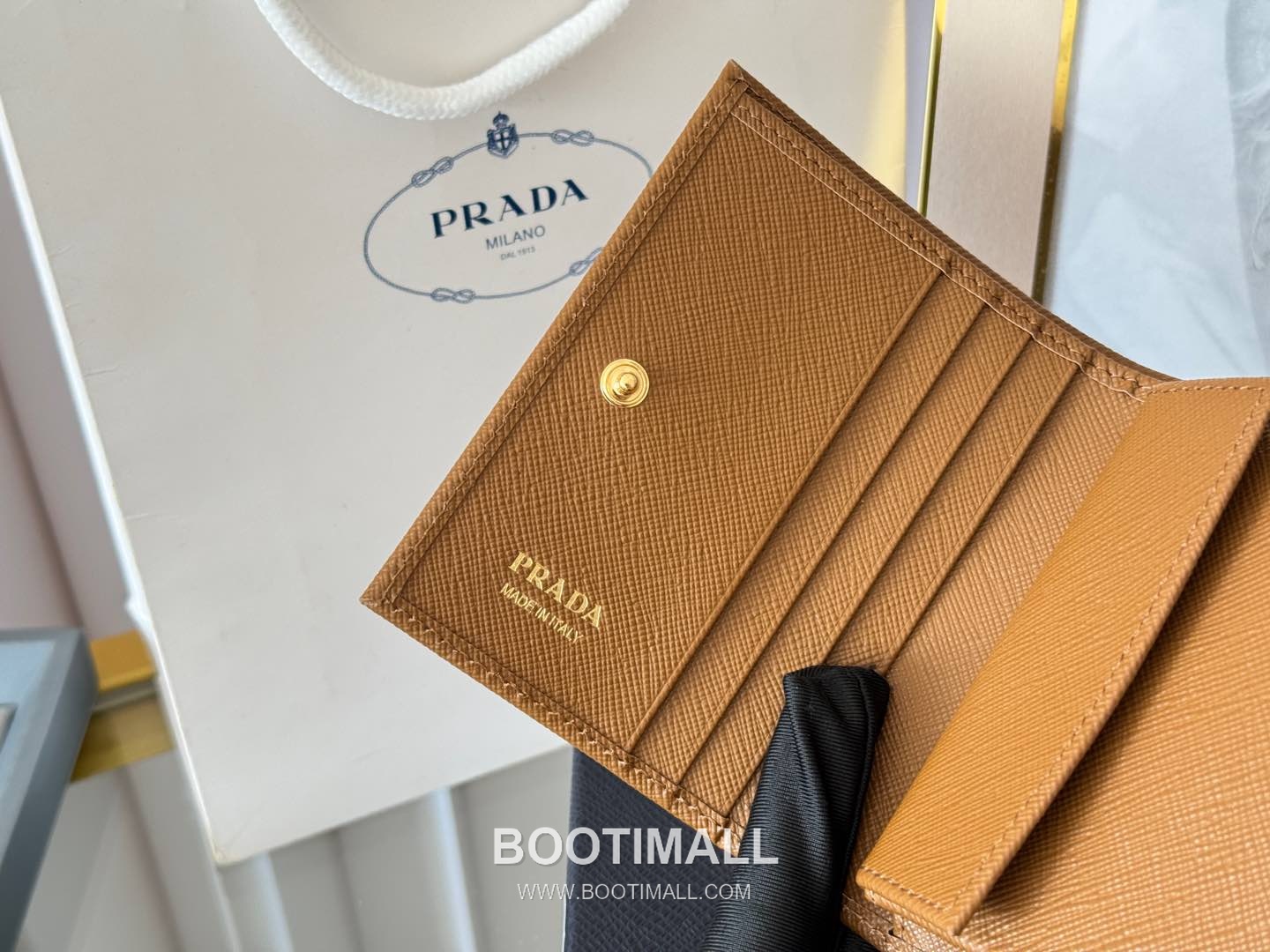 Prada Saffiano Leather Compact Wallet with Coin Pocket Detail 프라다 사피아노 레더 코인포켓 반지갑 1M0204 11.2cm 7