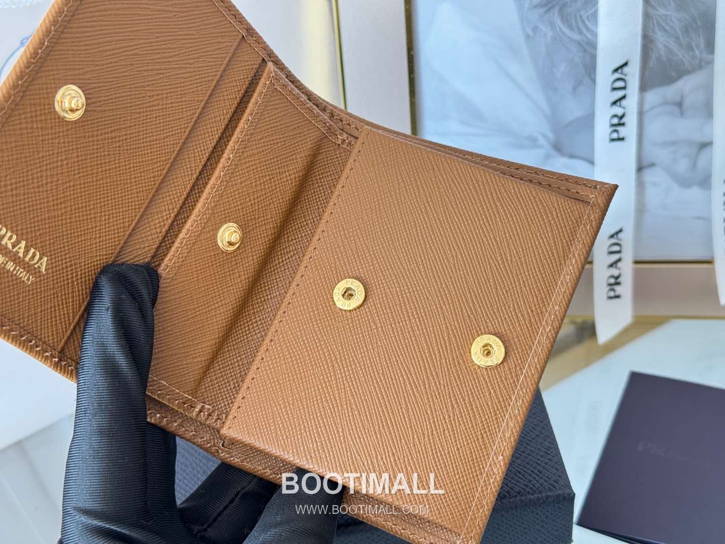 Prada Saffiano Leather Compact Wallet with Coin Pocket Detail 프라다 사피아노 레더 코인포켓 반지갑 1M0204 11.2cm 8