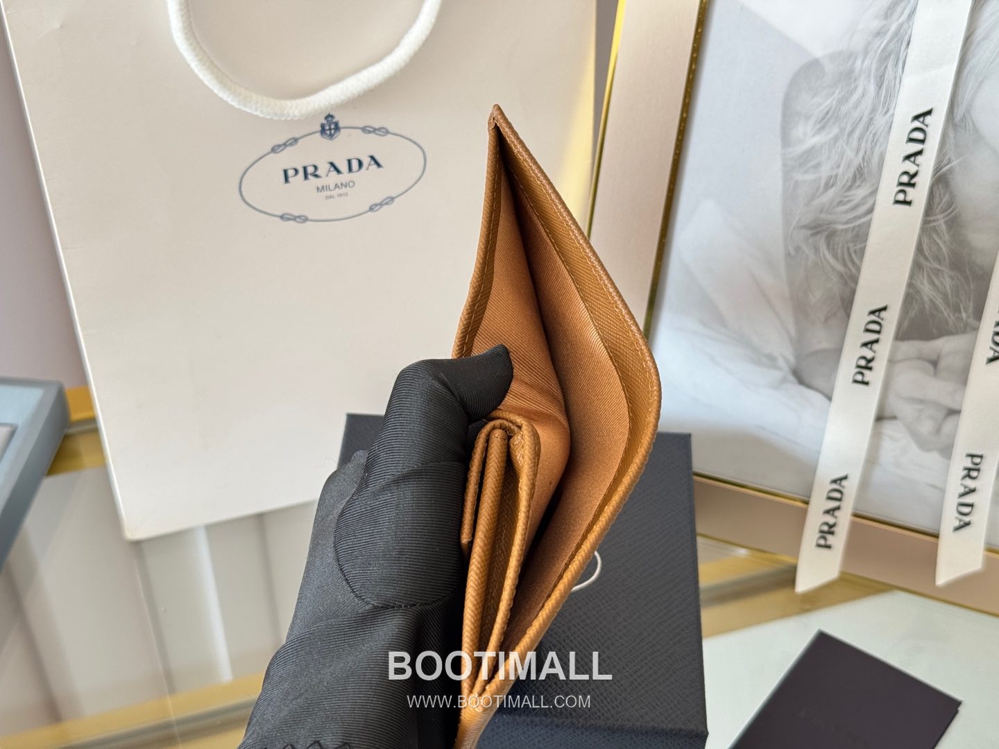 Prada Saffiano Leather Compact Wallet with Coin Pocket Detail 프라다 사피아노 레더 코인포켓 반지갑 1M0204 11.2cm 9