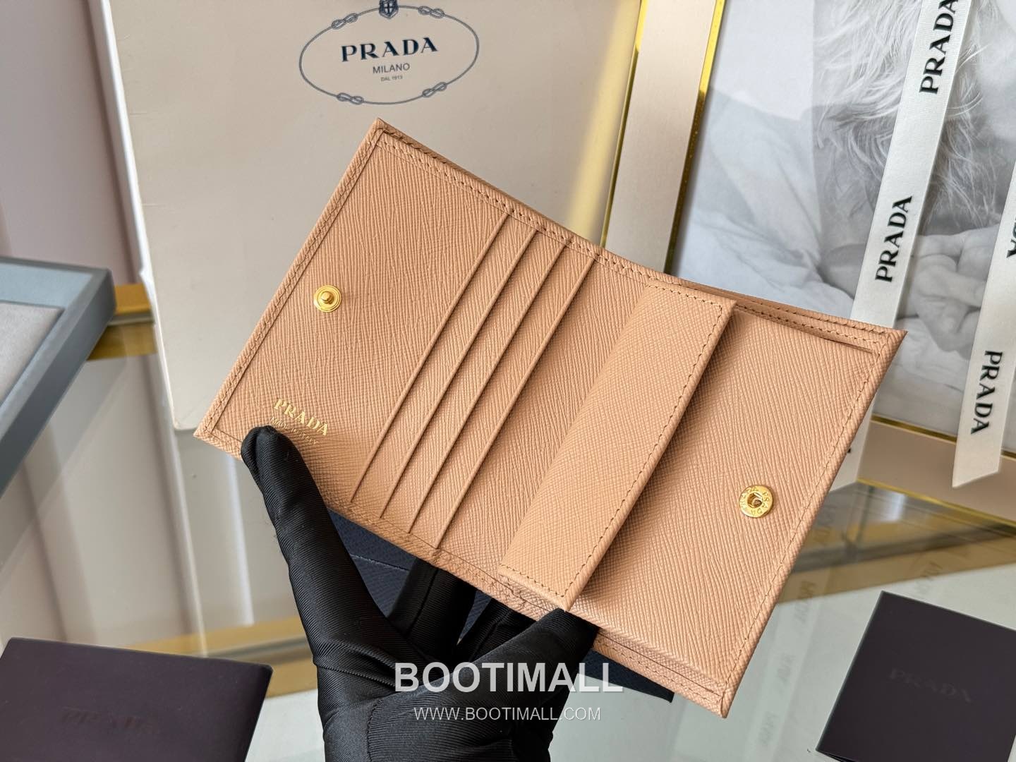 Prada Saffiano Leather Compact Wallet with Coin Pocket Detail 프라다 사피아노 레더 코인포켓 반지갑 1M0204 11.2cm 6