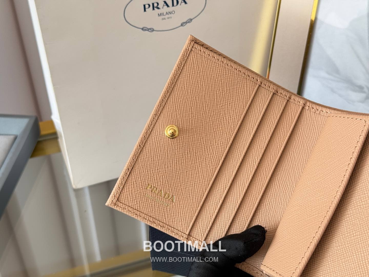 Prada Saffiano Leather Compact Wallet with Coin Pocket Detail 프라다 사피아노 레더 코인포켓 반지갑 1M0204 11.2cm 7