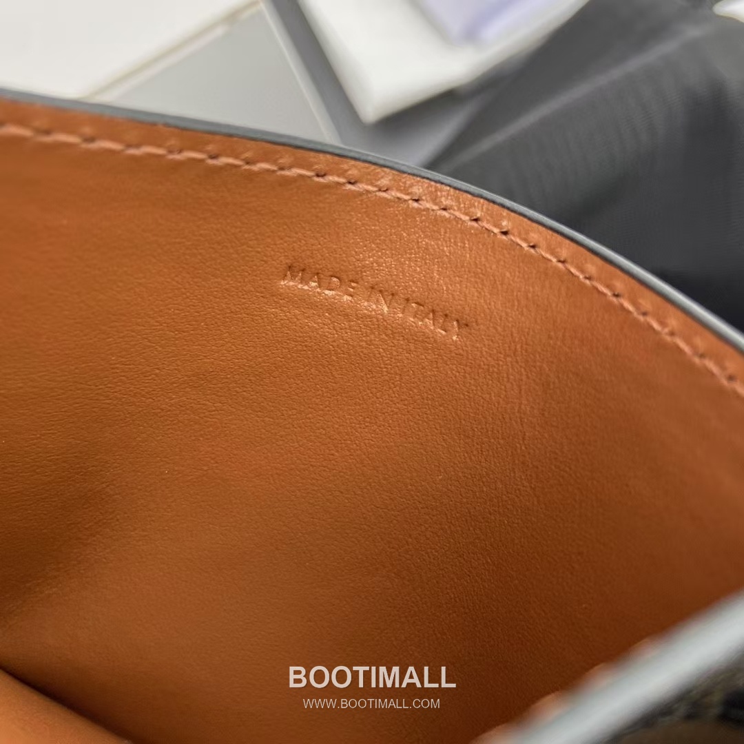 Celine Triomphe Calfskin Leather Card Holder Wallet with Zip Closure Detail 셀린느 트리옹프 카프스킨 레더 지퍼 클로저 카드홀더 지갑 10L832CQH.04LU833 11cm 6