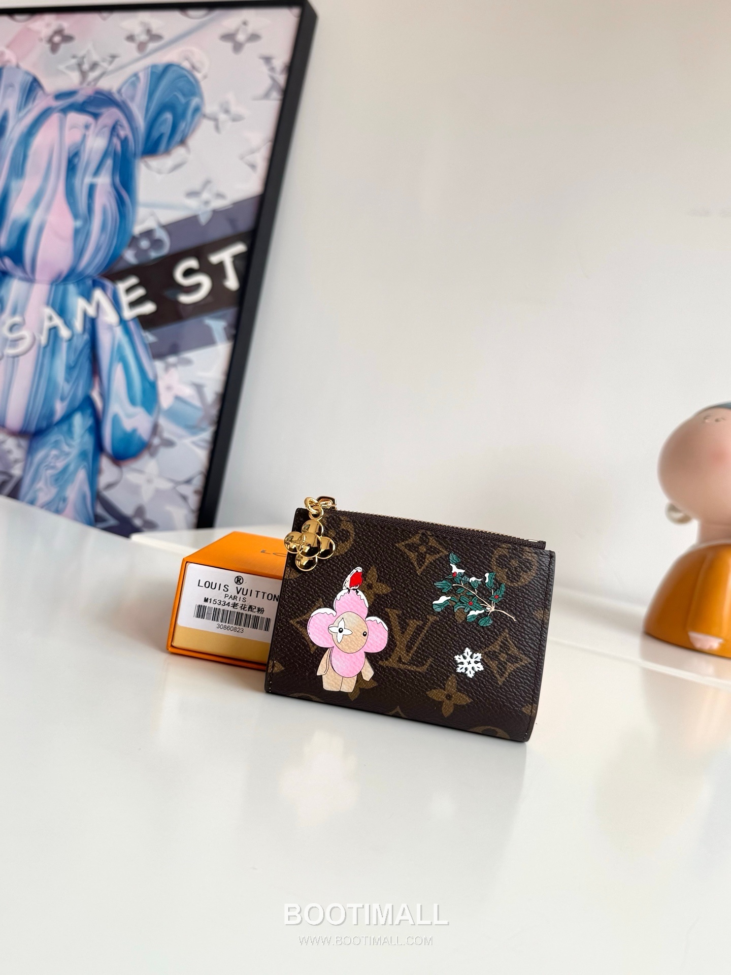 Louis Vuitton Lisa Wallet Monogram Canvas Wallet with Vivienne Zip Detail 루이비통 리사 월렛 모노그램 캔버스 비비엔 지퍼 디테일 지갑 M15334 11.5cm 1