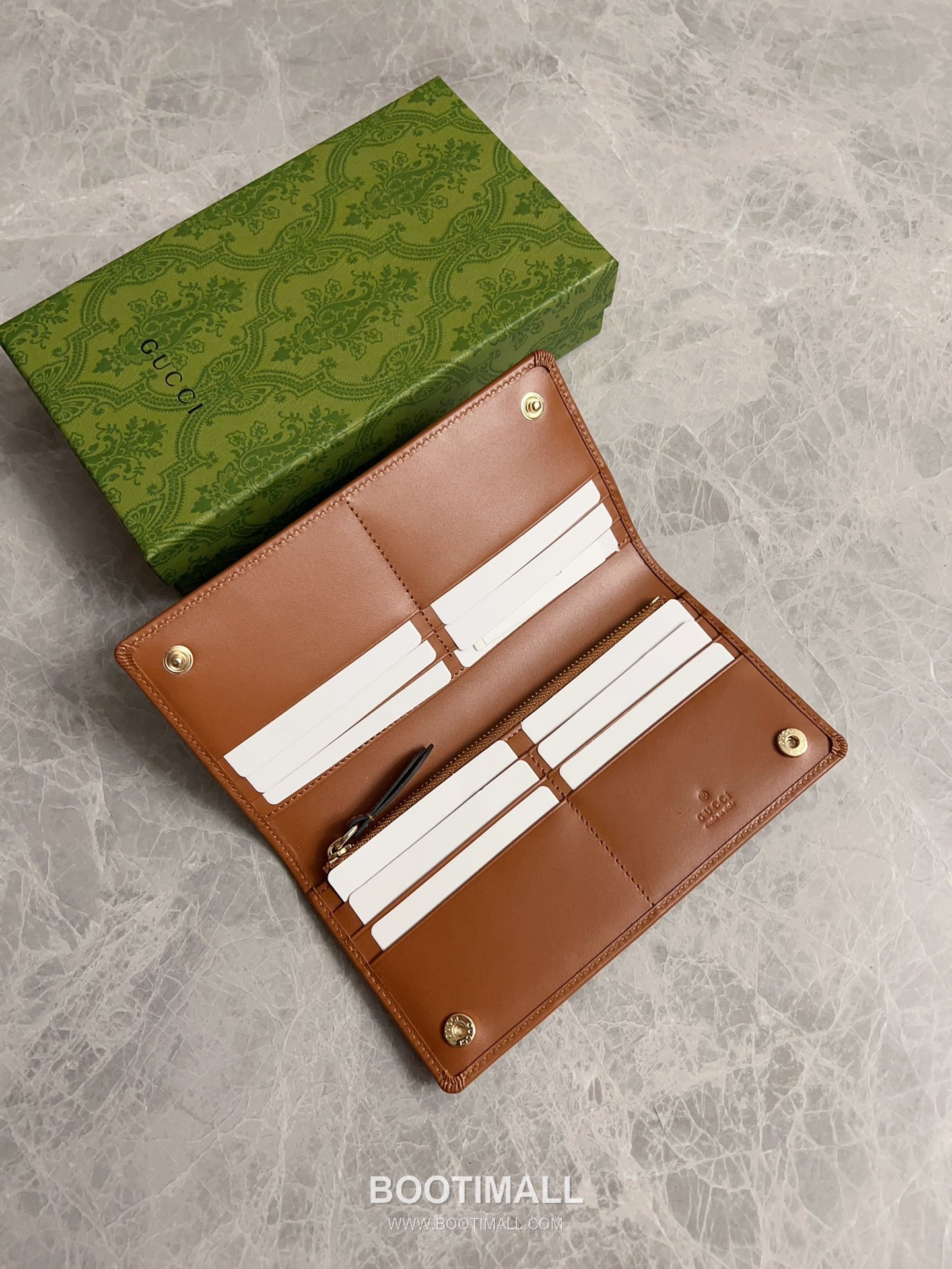 Gucci GG Emblem Canvas Wallet with Snap Closure Multi Slot Detail 구찌 GG 엠블럼 캔버스 스냅 클로저 멀티 슬롯 지갑 821802 19cm 4