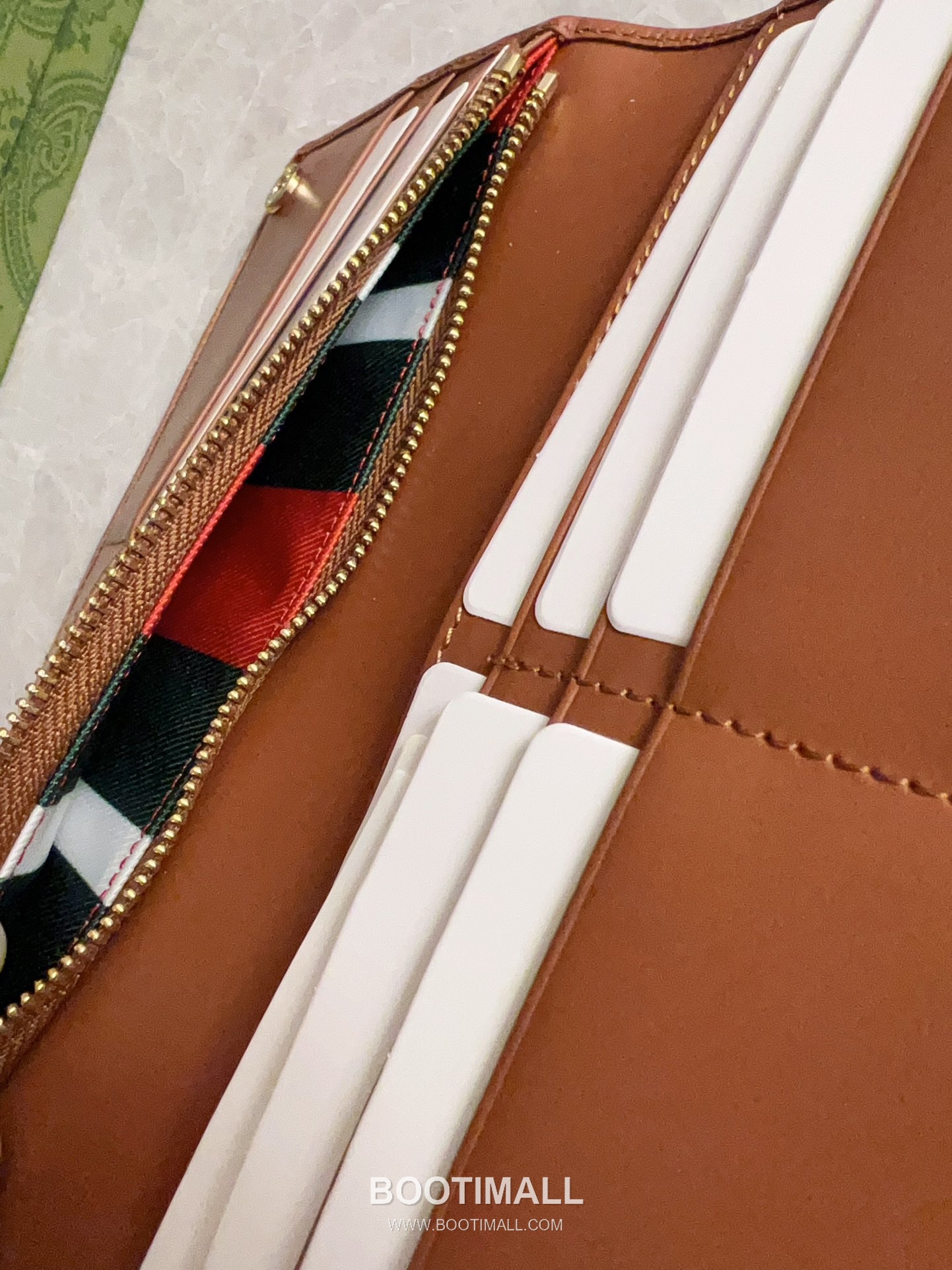 Gucci GG Emblem Canvas Wallet with Snap Closure Multi Slot Detail 구찌 GG 엠블럼 캔버스 스냅 클로저 멀티 슬롯 지갑 821802 19cm 5