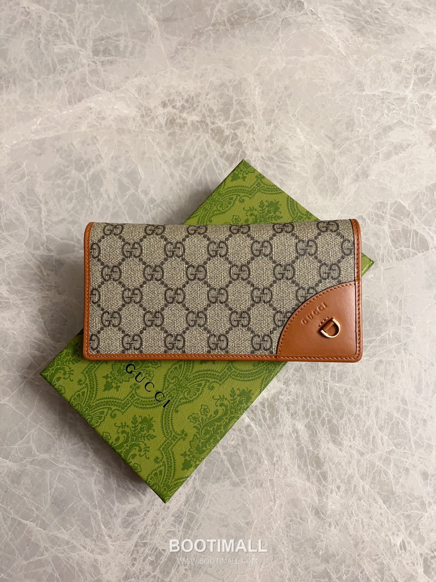 Gucci GG Emblem Canvas Wallet with Snap Closure Multi Slot Detail 구찌 GG 엠블럼 캔버스 스냅 클로저 멀티 슬롯 지갑 821802 19cm 7