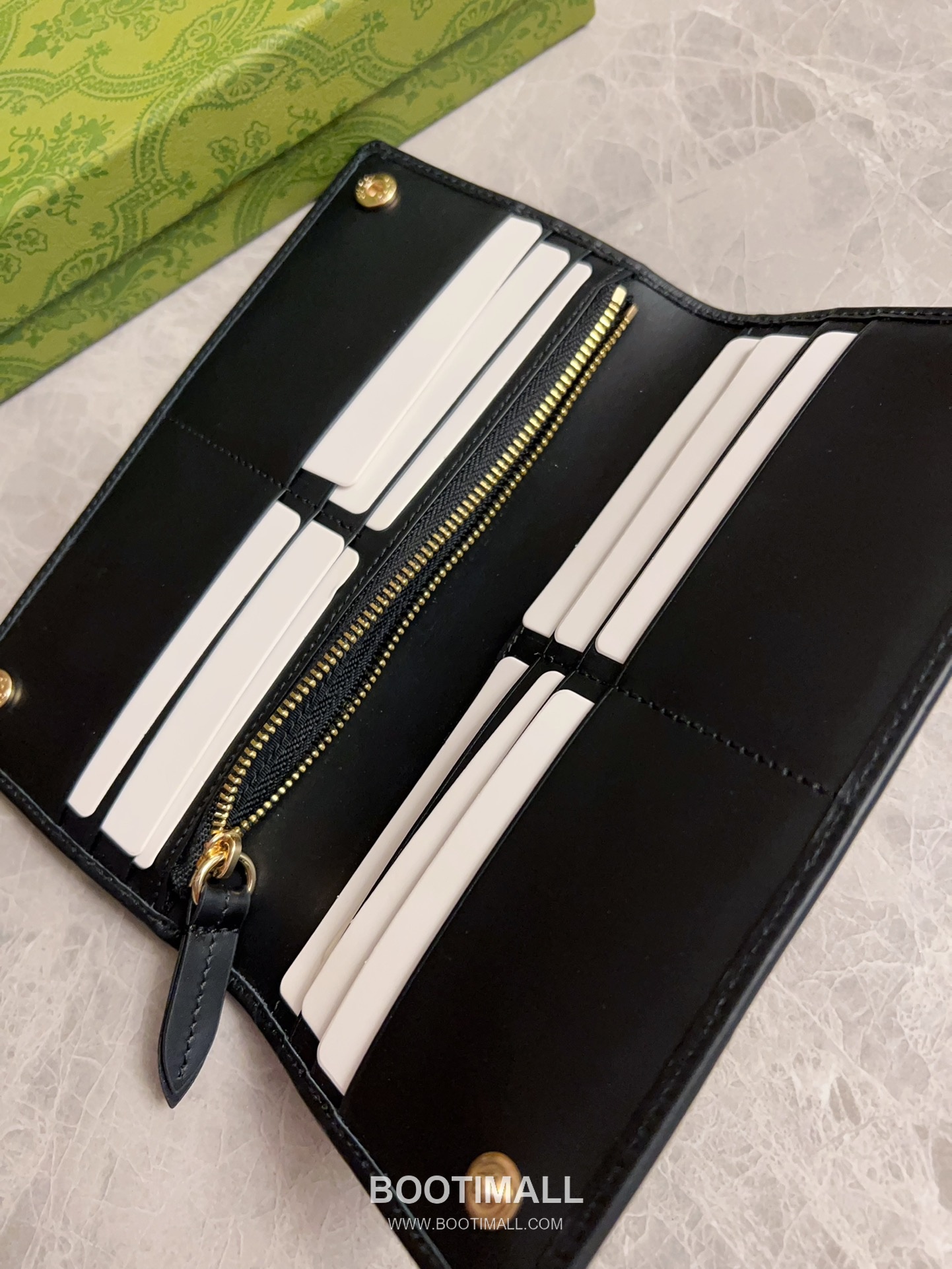 Gucci GG Emblem Canvas Wallet with Snap Closure Multi Slot Detail 구찌 GG 엠블럼 캔버스 스냅 클로저 멀티 슬롯 지갑 821802 19cm 5