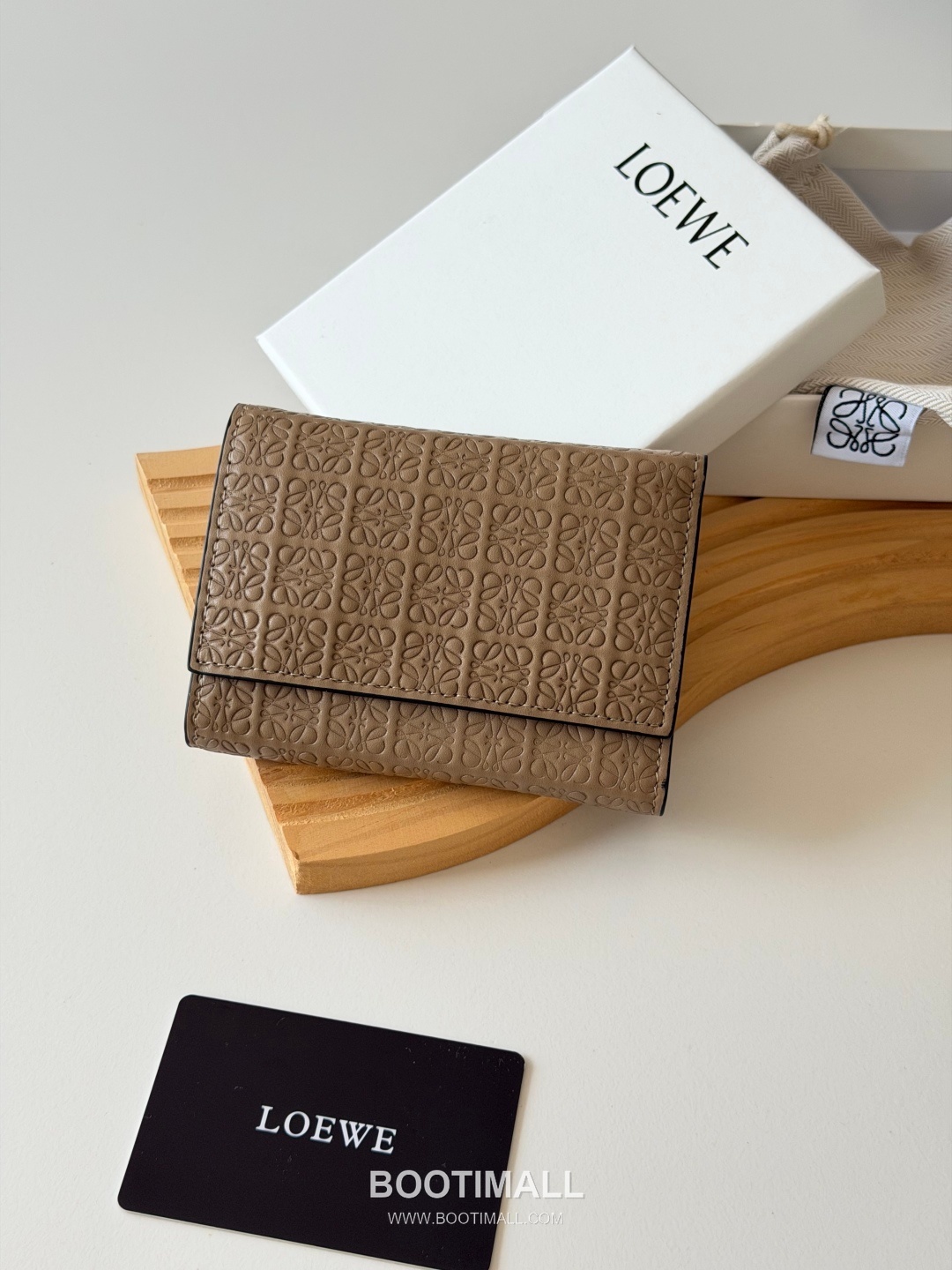 Loewe Tri-Fold Embossed Calfskin Wallet with Zip Coin Pocket Detail 로에베 엠보스드 카프스킨 지퍼 코인포켓 삼단 지갑 L1135 12cm 1