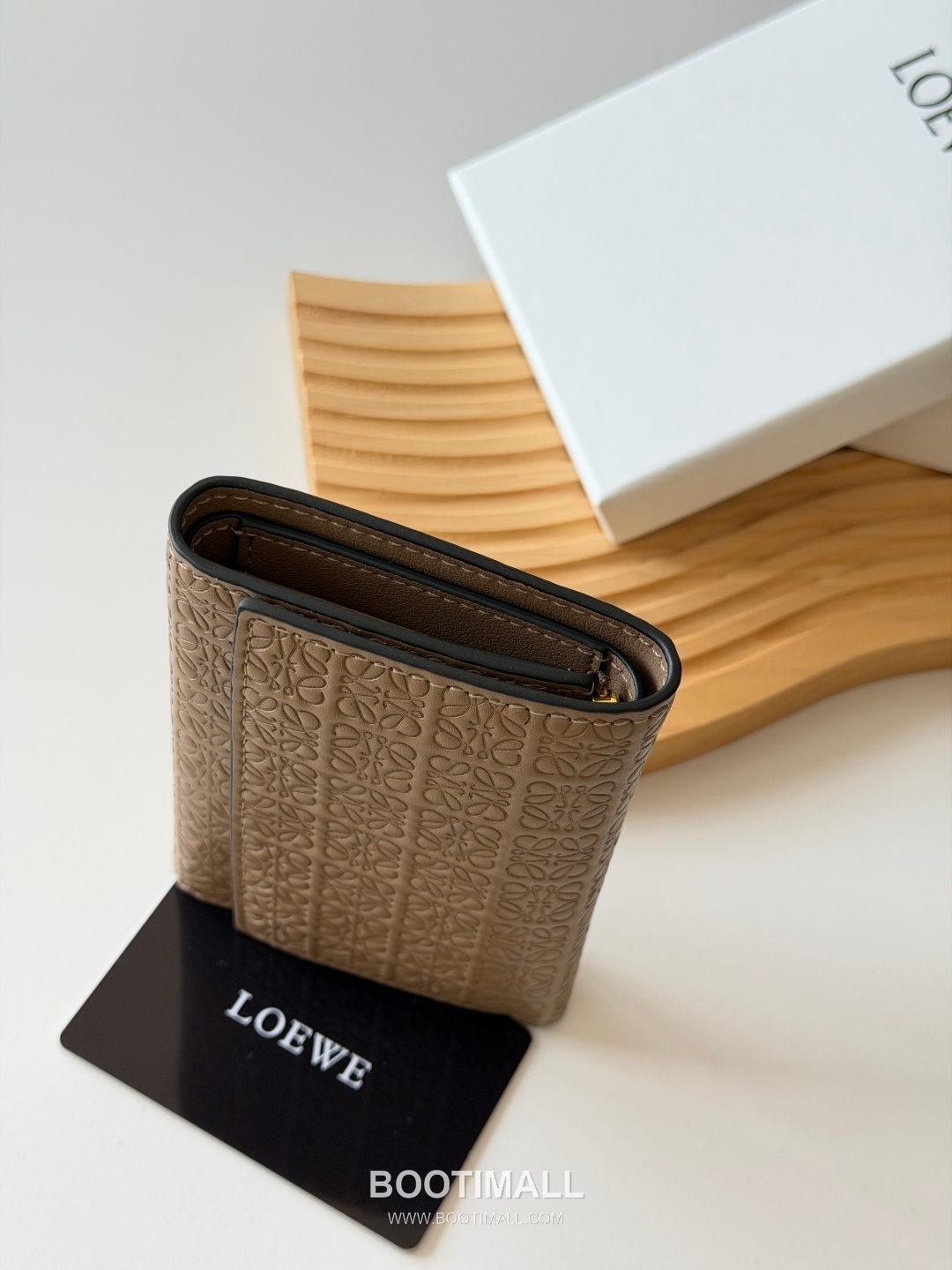 Loewe Tri-Fold Embossed Calfskin Wallet with Zip Coin Pocket Detail 로에베 엠보스드 카프스킨 지퍼 코인포켓 삼단 지갑 L1135 12cm 4
