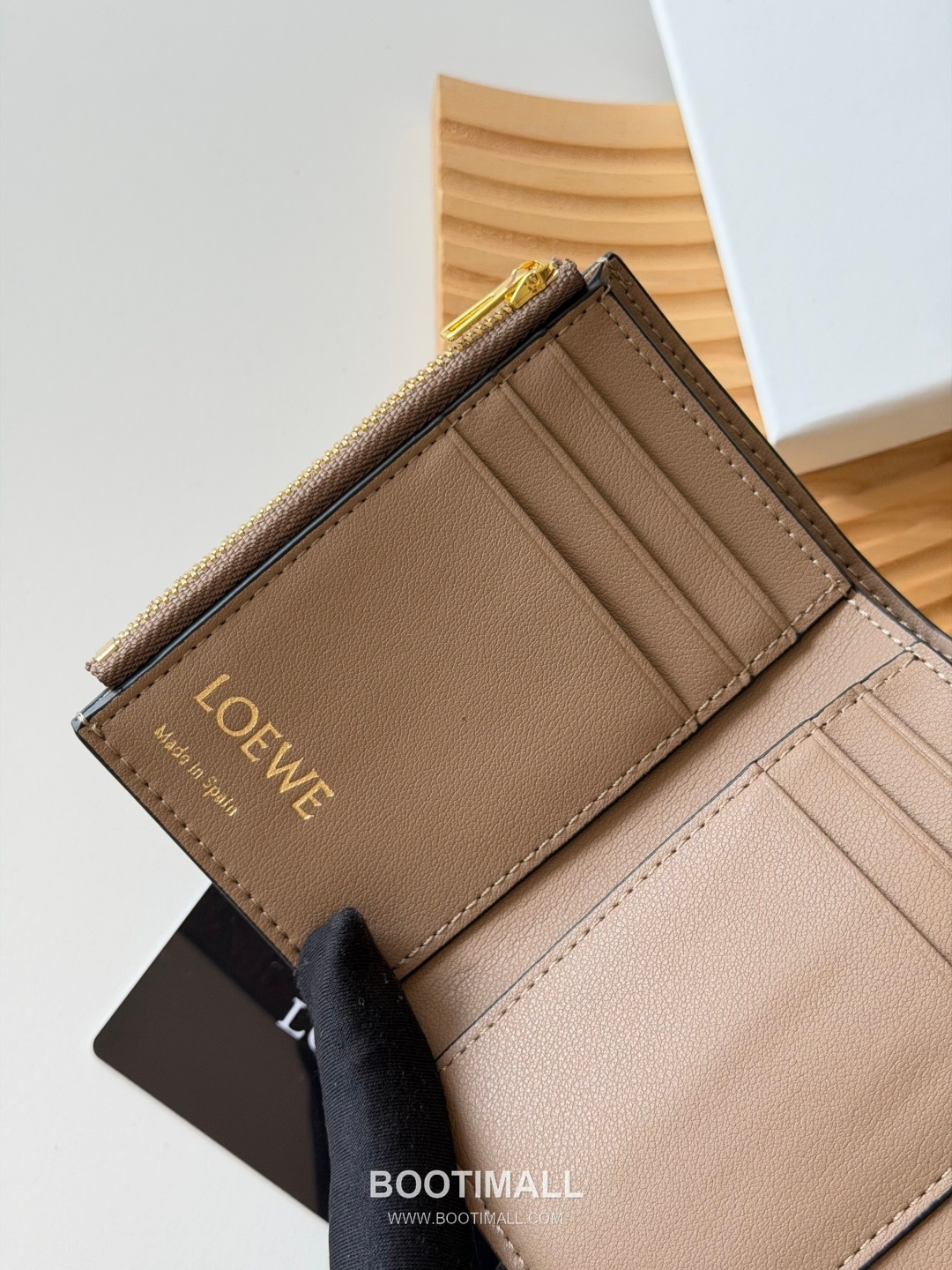 Loewe Tri-Fold Embossed Calfskin Wallet with Zip Coin Pocket Detail 로에베 엠보스드 카프스킨 지퍼 코인포켓 삼단 지갑 L1135 12cm 7